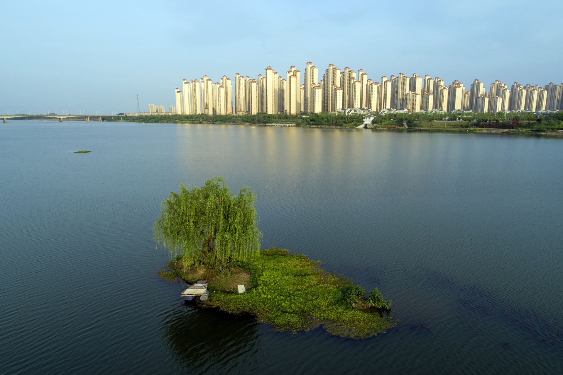 千龙湖,一个充满神秘色彩的名字,仿佛在诉说着古老的故事.