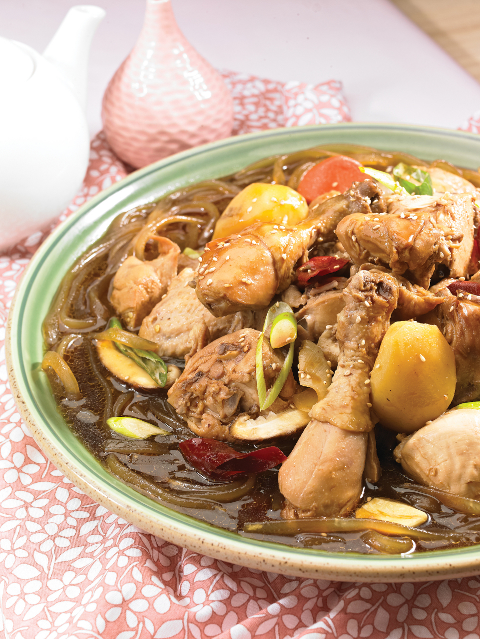 锅中加入水,下入鸡肉块,料酒.