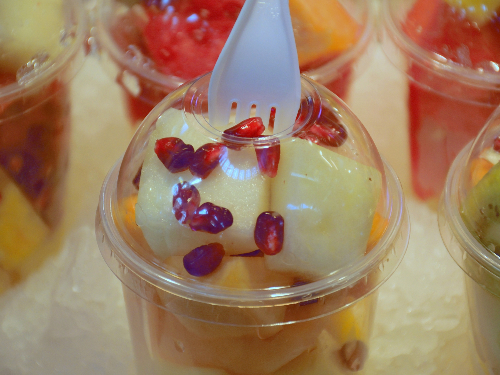 白凉粉水果果冻是清爽可口的夏日甜点,以白凉粉和水果为主要材料制作