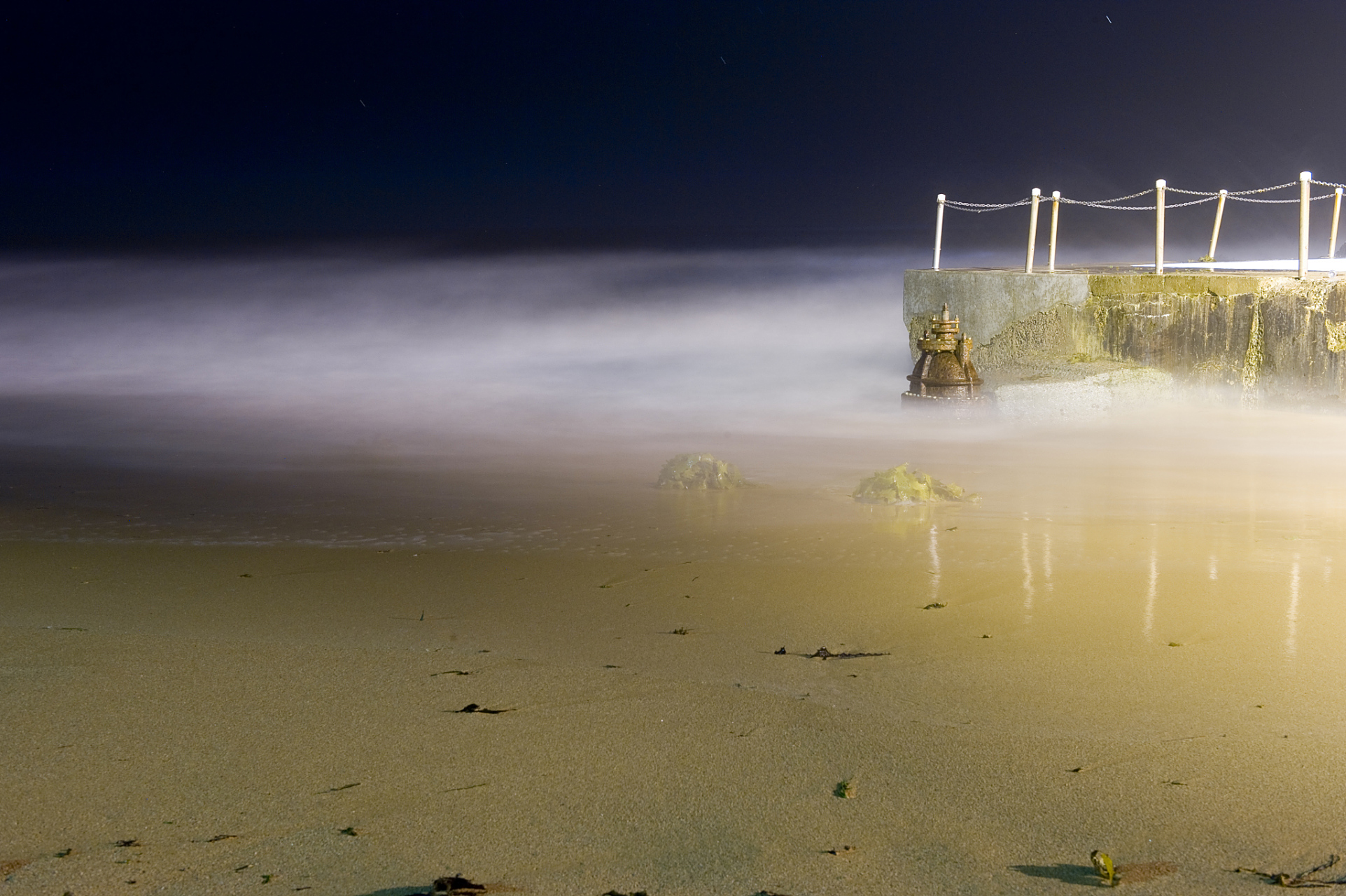 新疆库木塔格沙漠出现海市蜃楼奇观!水草长在沙漠上?  在连日高温天气
