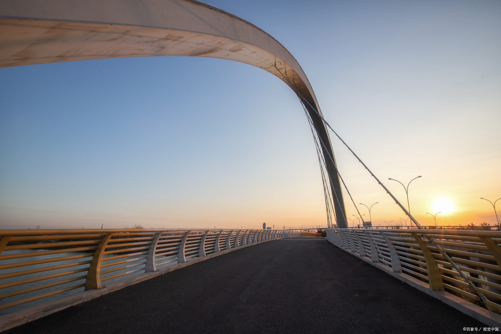 连接港区芝浦与未来感十足的台场的壮观吊桥——彩虹大桥(rainbow