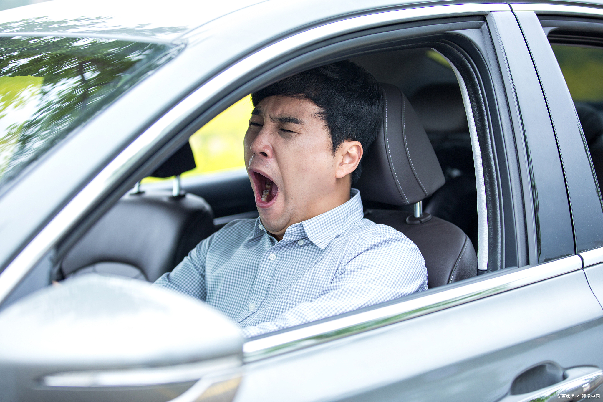 建议车主:跑高速犯困别再喝红牛了,车上备点它,瞌睡跑光光