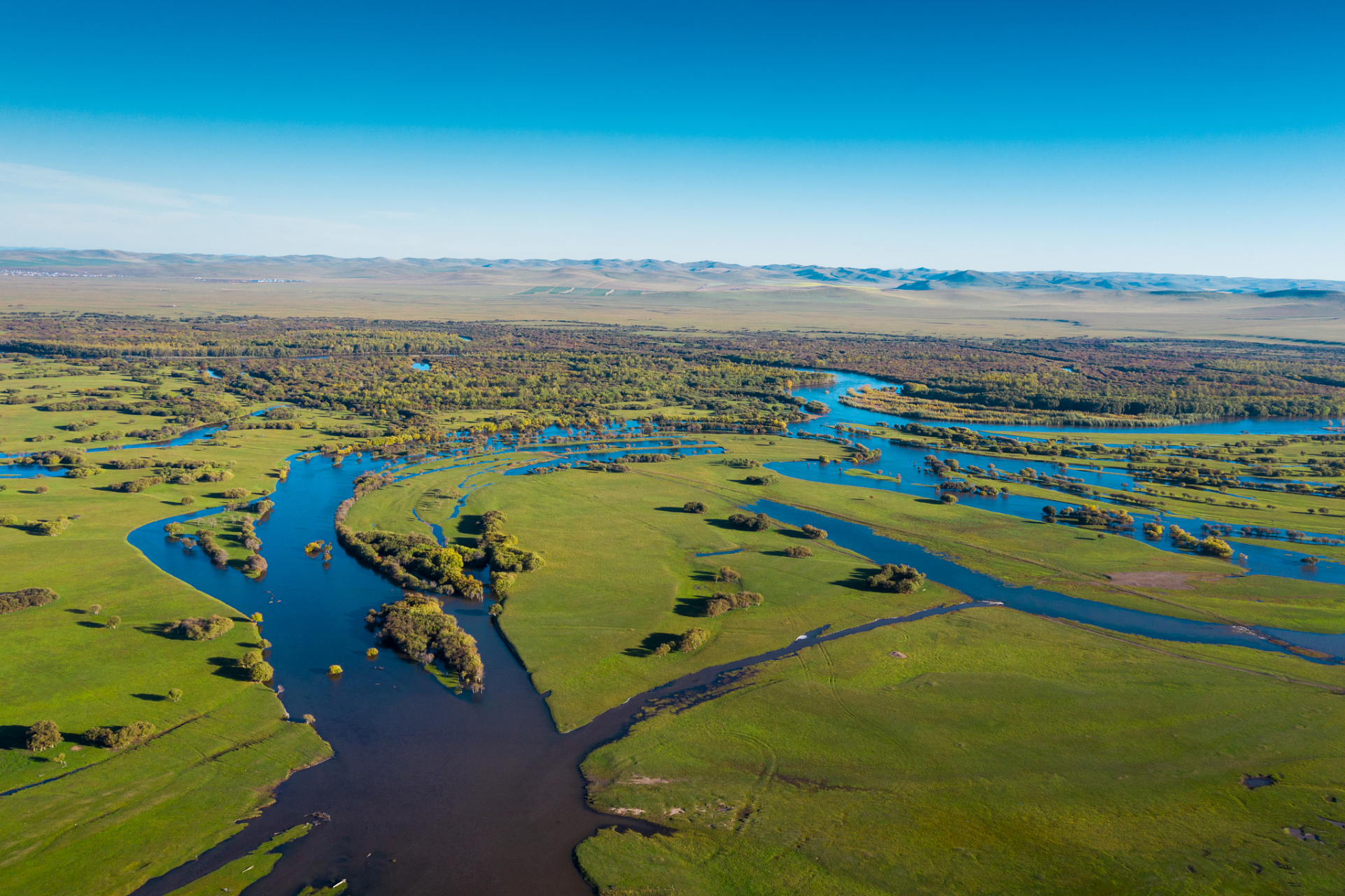 额尔古纳河右岸# 《额尔古纳河右岸》是一本由迟子建所写的小说,它