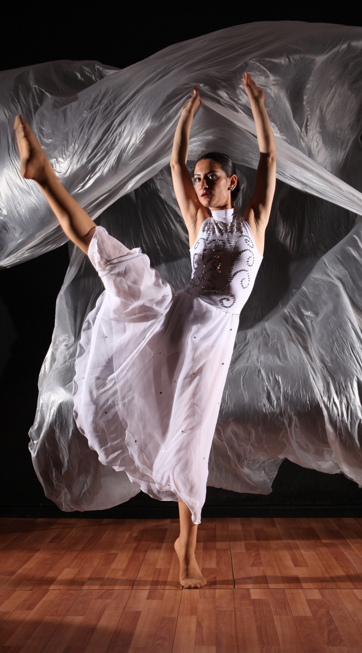 朱家熙官方副会# 朱家熙,是一位年轻有活力的拉丁舞者,她的舞姿优美