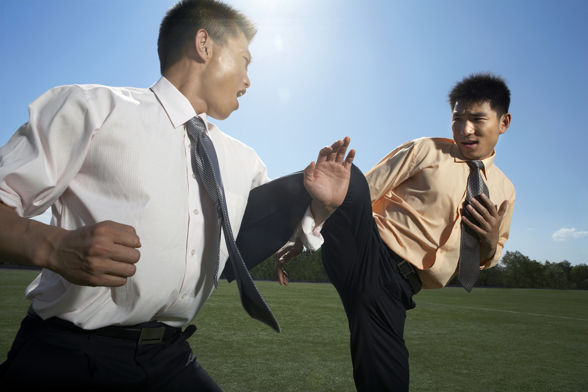 儿子与父亲在大街上扭打在一起,儿子用强有力的拳头猛锤父亲的头部,年