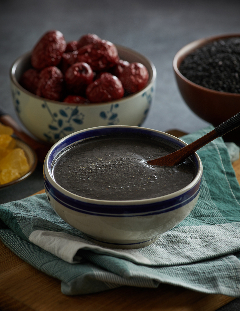 来一碗黑芝麻糊可以慰藉心灵,但它并没有生发作用,也不能让头发变得