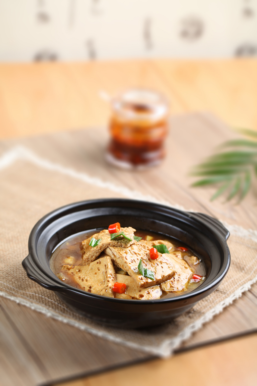 砂锅老豆腐是以老豆腐和熟鸡肉,火腿,海参加上香菇,冬笋,豆苗用砂锅煨