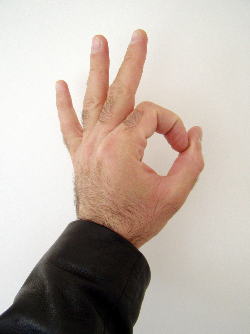 右手中指关节肿警惕四种病,其中包括腱鞘炎,关节炎,滑膜炎,痛风.