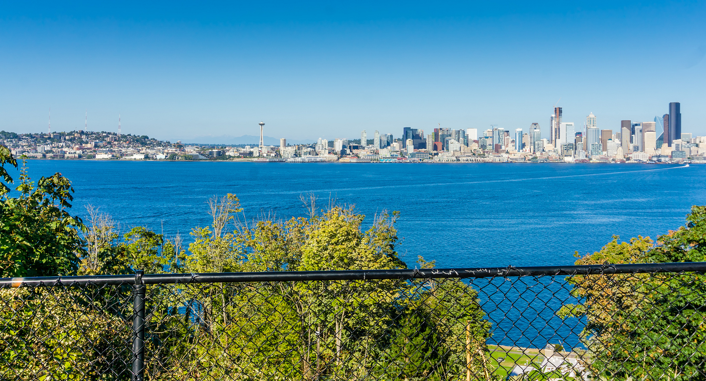 在上世纪七八十年代,西雅图还是一座小城市,人口不到 50 万,经济完全