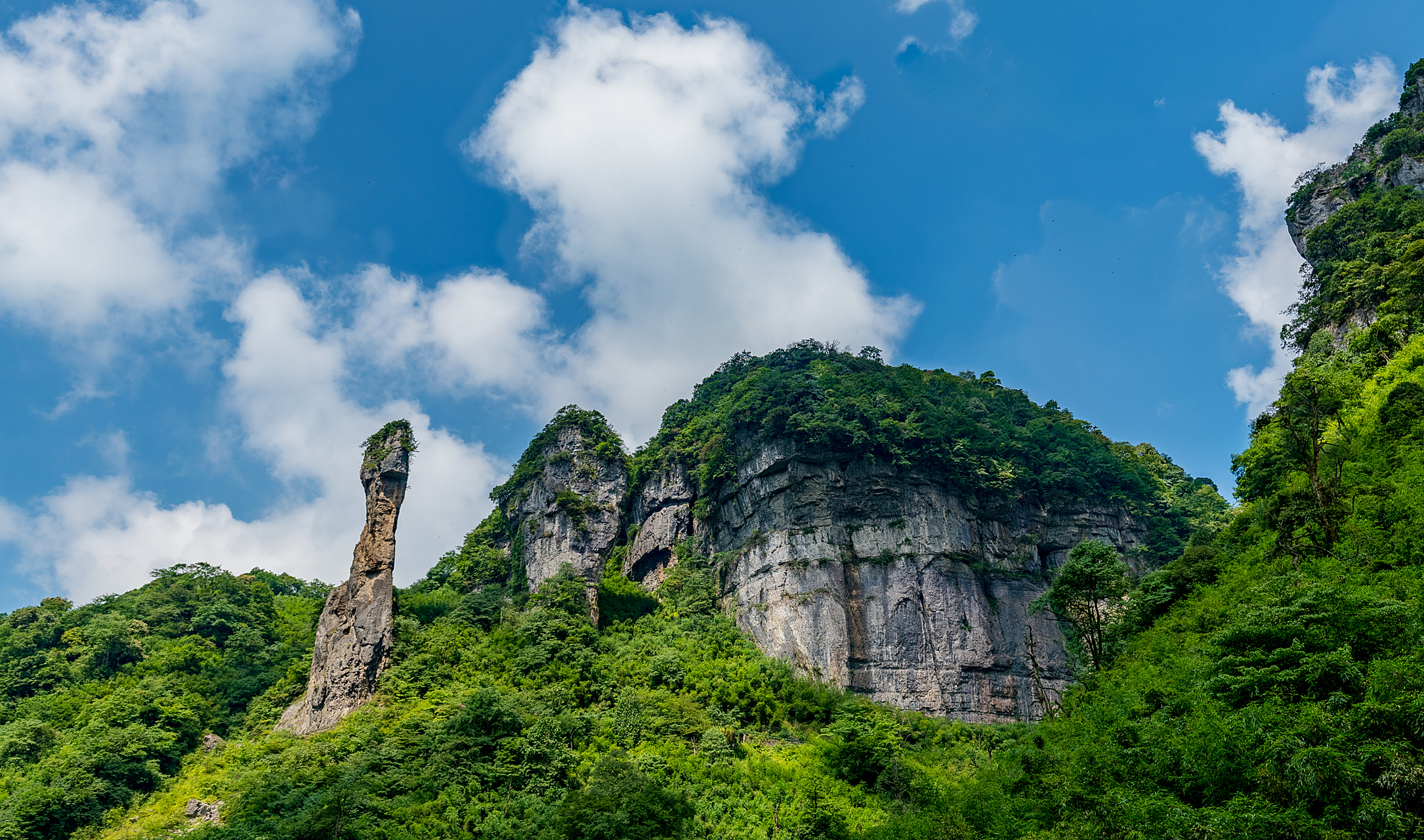 七星寨景区位于恩施市的东北部,包括云龙河地缝,大龙门,中龙门,小龙门