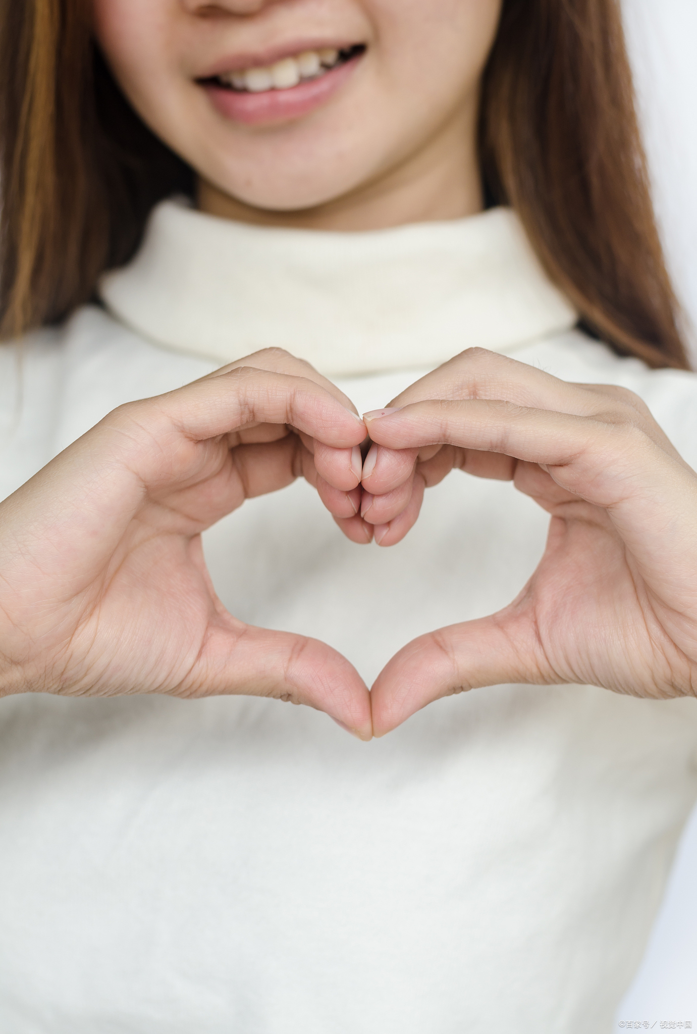 女人发一个比心通常暗示了以下几种可能的情感或意图: