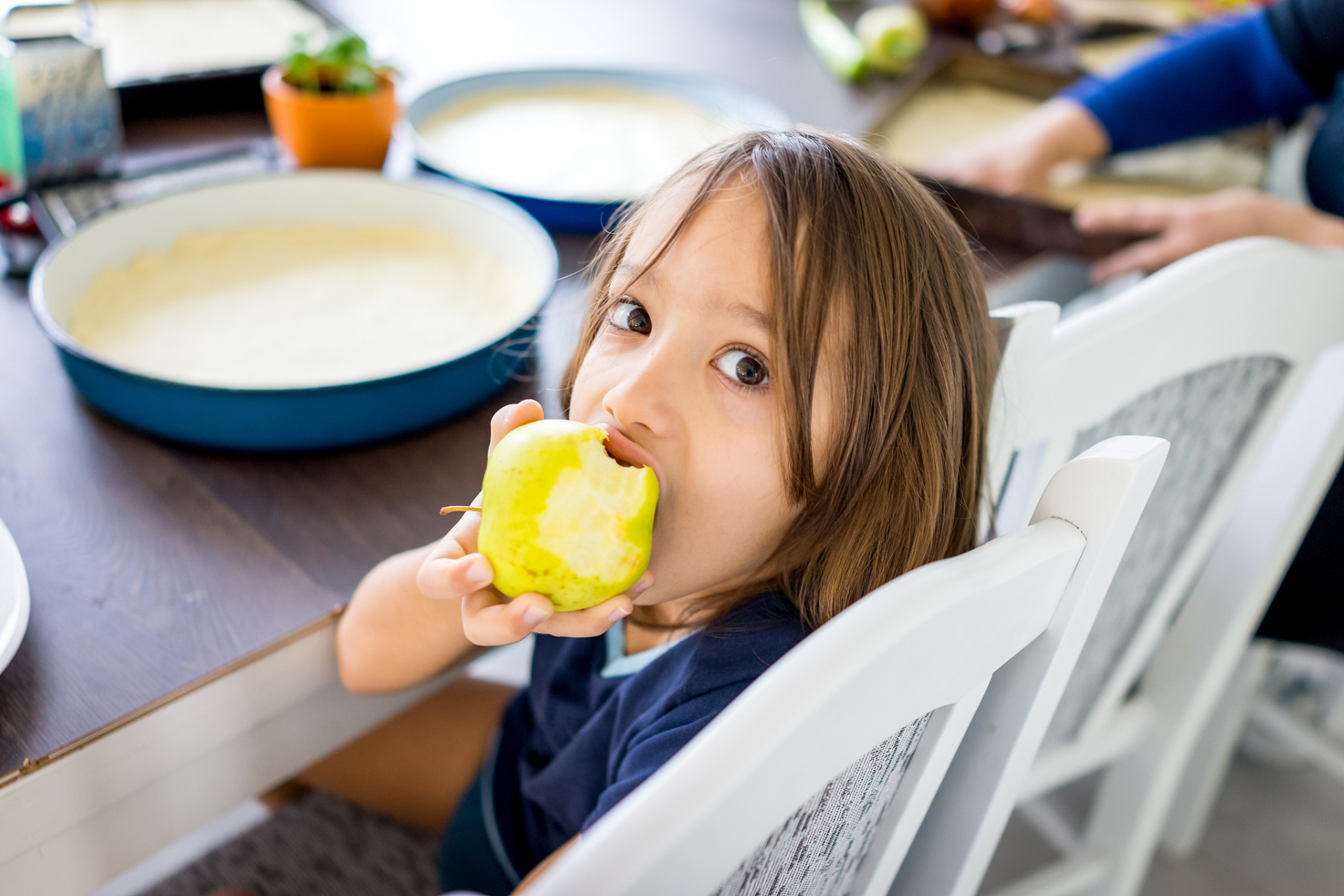 吃多汁,高糖的热带水果时应避免把果汁沾到皮肤上,过敏体质的孩子应慎