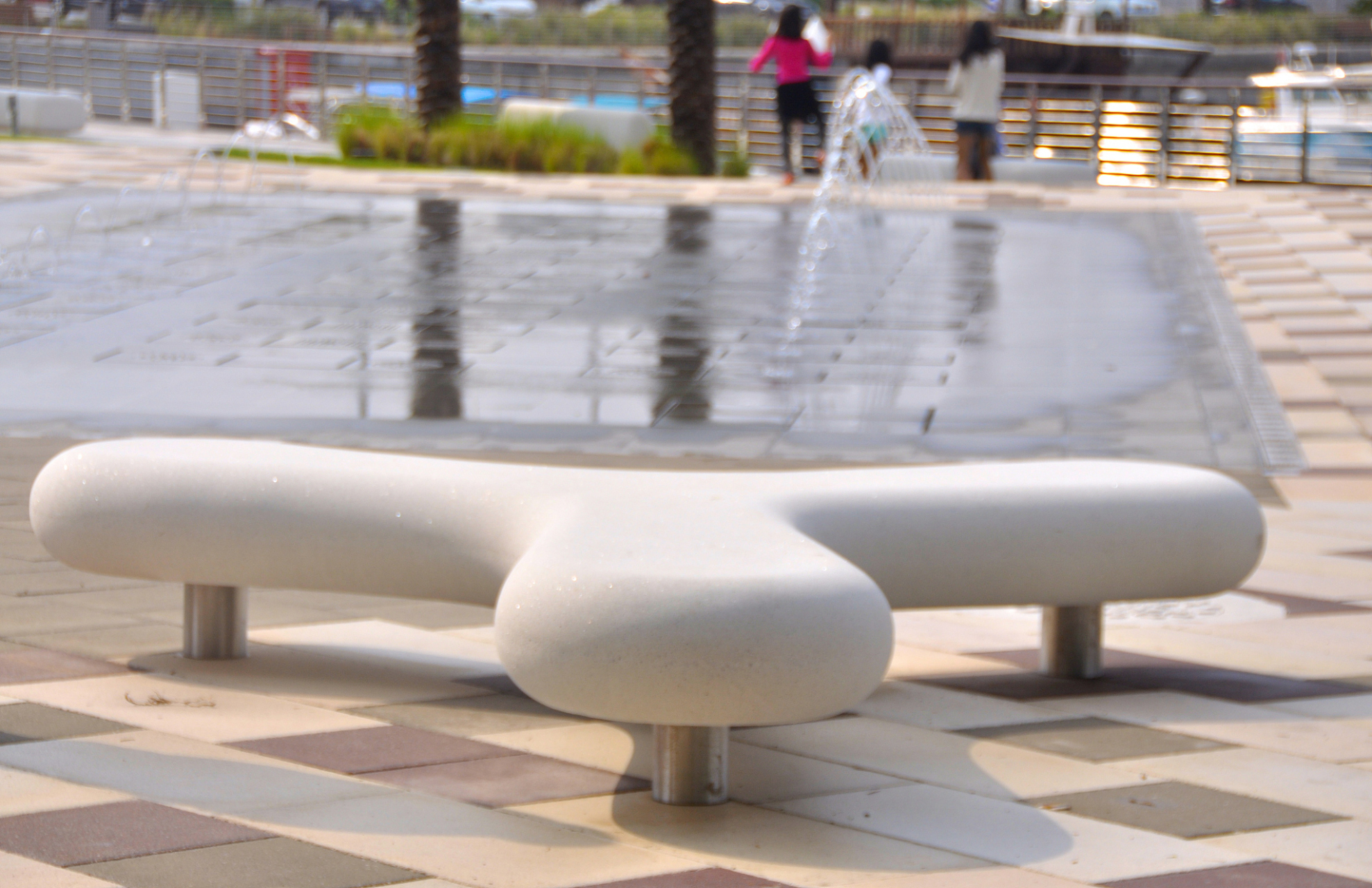 玻璃钢坐凳的价格因品牌,尺寸,质量和工艺等因素而异,一般而言价格会