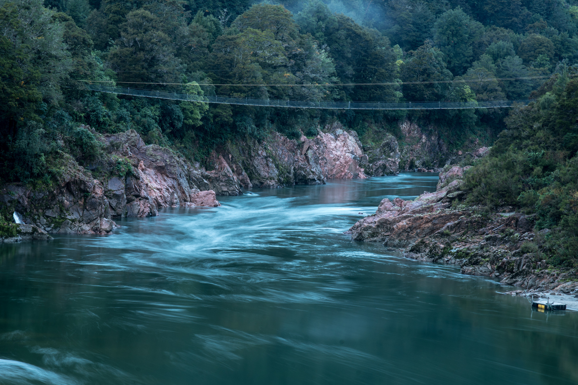 南雁荡山的余脉,寨寮溪景区,位于瑞安市飞云江中游,距温州市区82公里