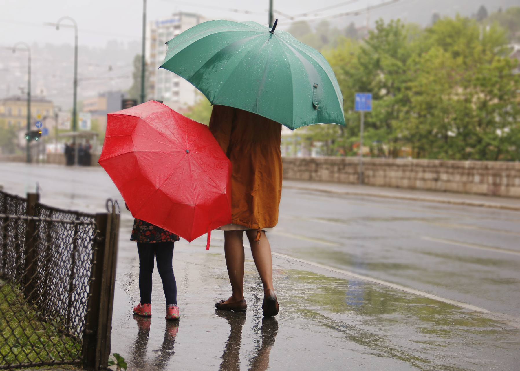 雨中撑伞图图片