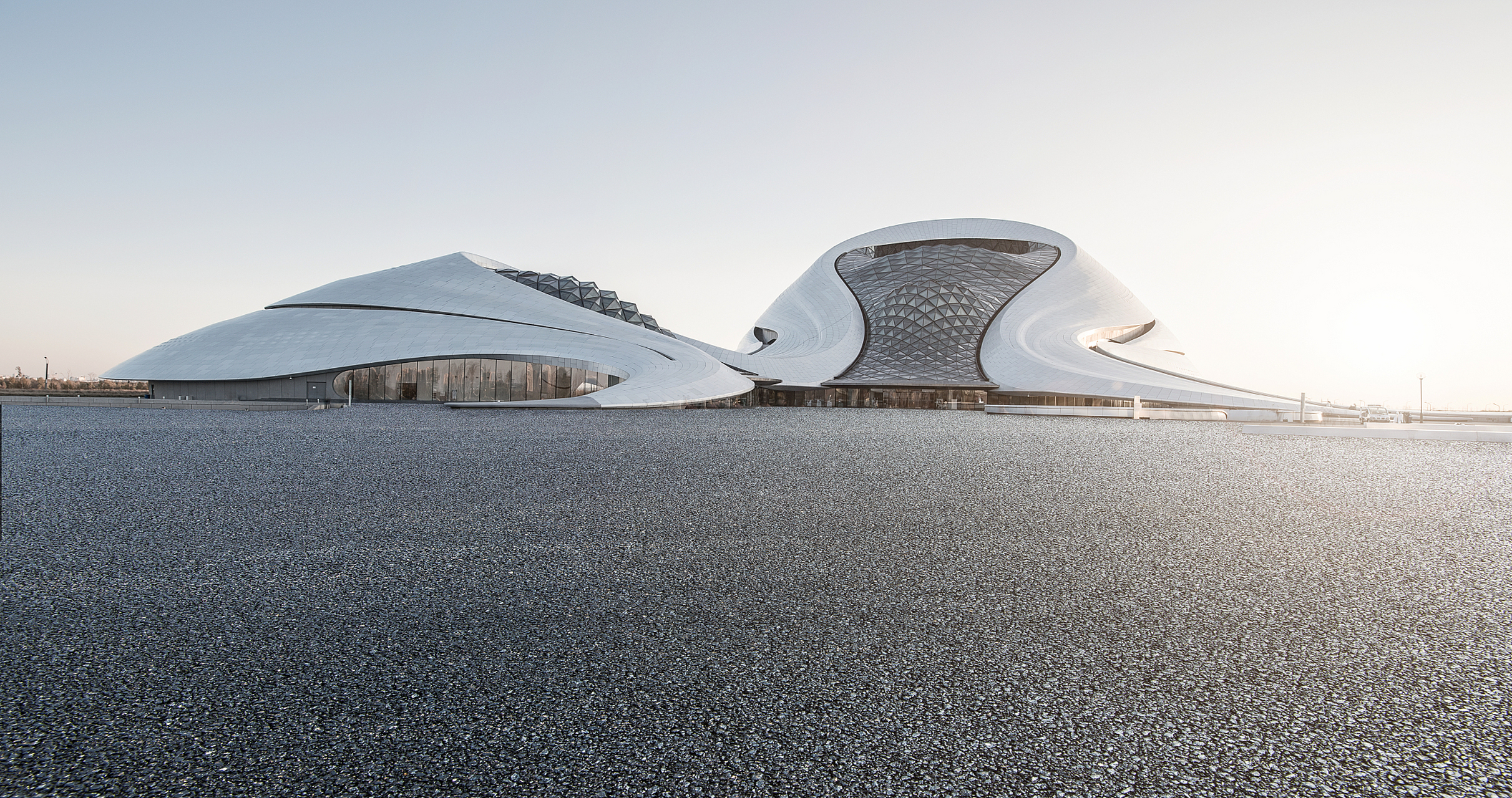 哈尔滨大剧院:作为黑龙江哈尔滨的标志性建筑之一,冬季时这里的演出和