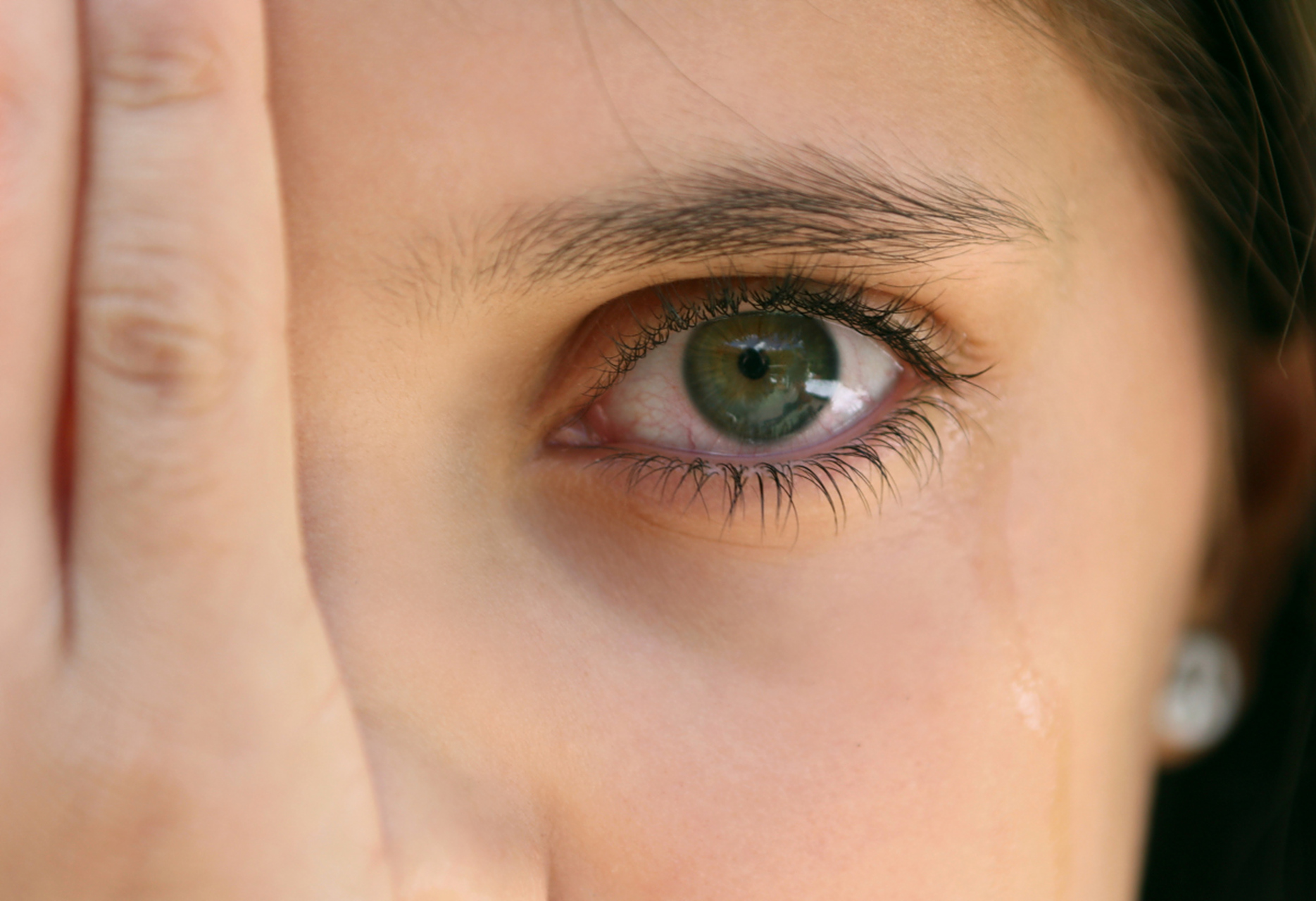 当我们面临压力,情绪困扰或悲伤时,哭泣可以帮助我们释放情绪,减轻