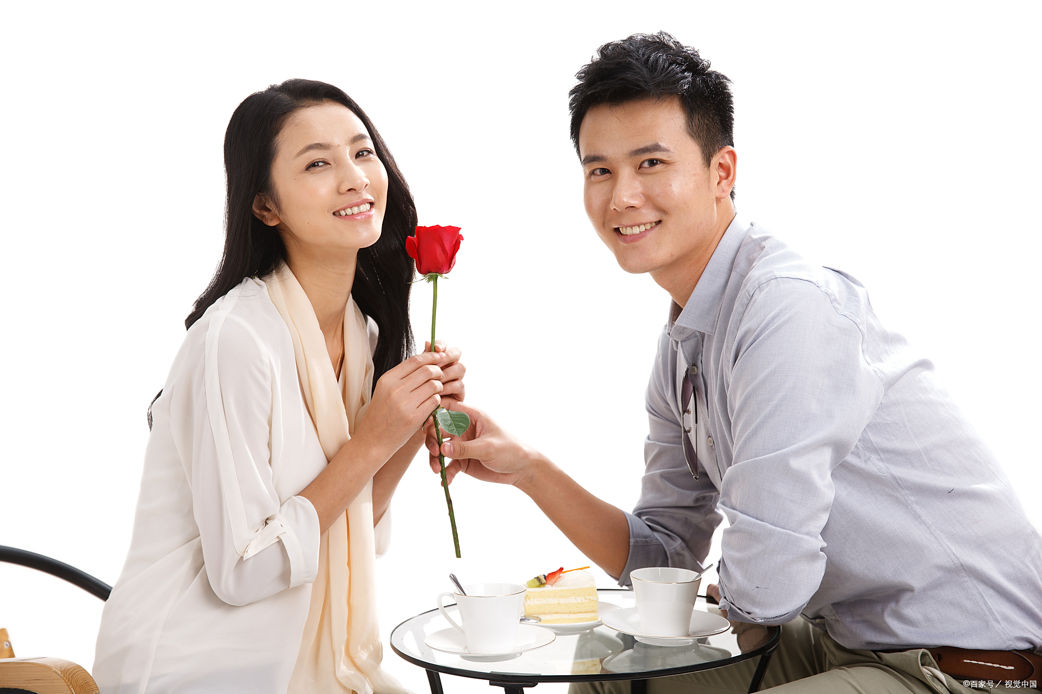 三,偶尔的浪漫当两个人在一起久了,慢慢地就会变得与当时恋爱的时候不