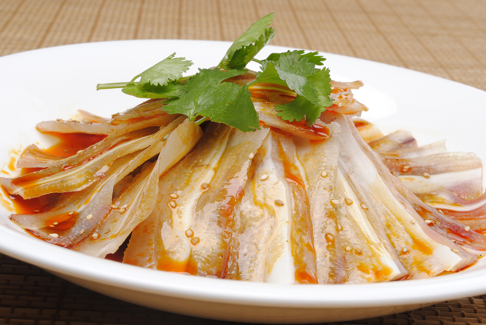 首先,让我们来欣赏一下凉拌猪耳朵的色彩.