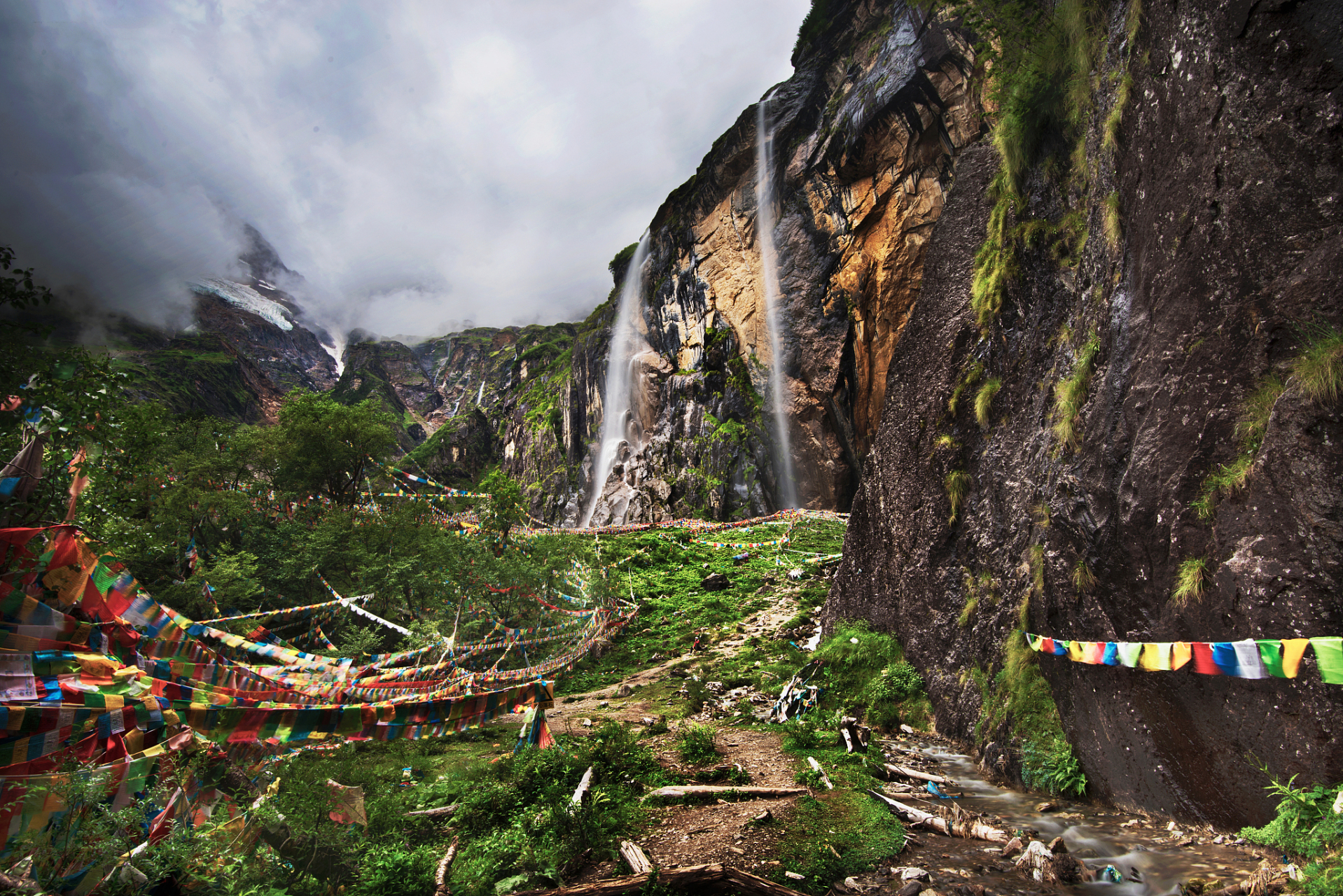 神山旅游区位于内蒙古兴安盟,是巴彦乌兰苏木,巴达尔胡镇,阿尔本格勒