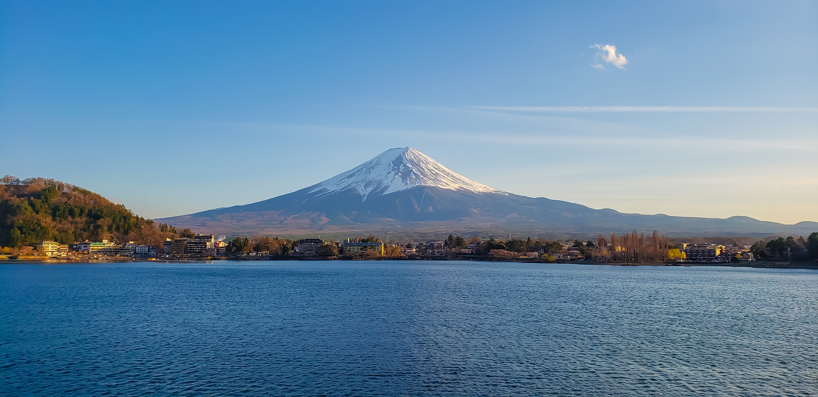 富士山,这座日本境内的著名山峰,常常被人们称为"圣岳"或"灵峰".