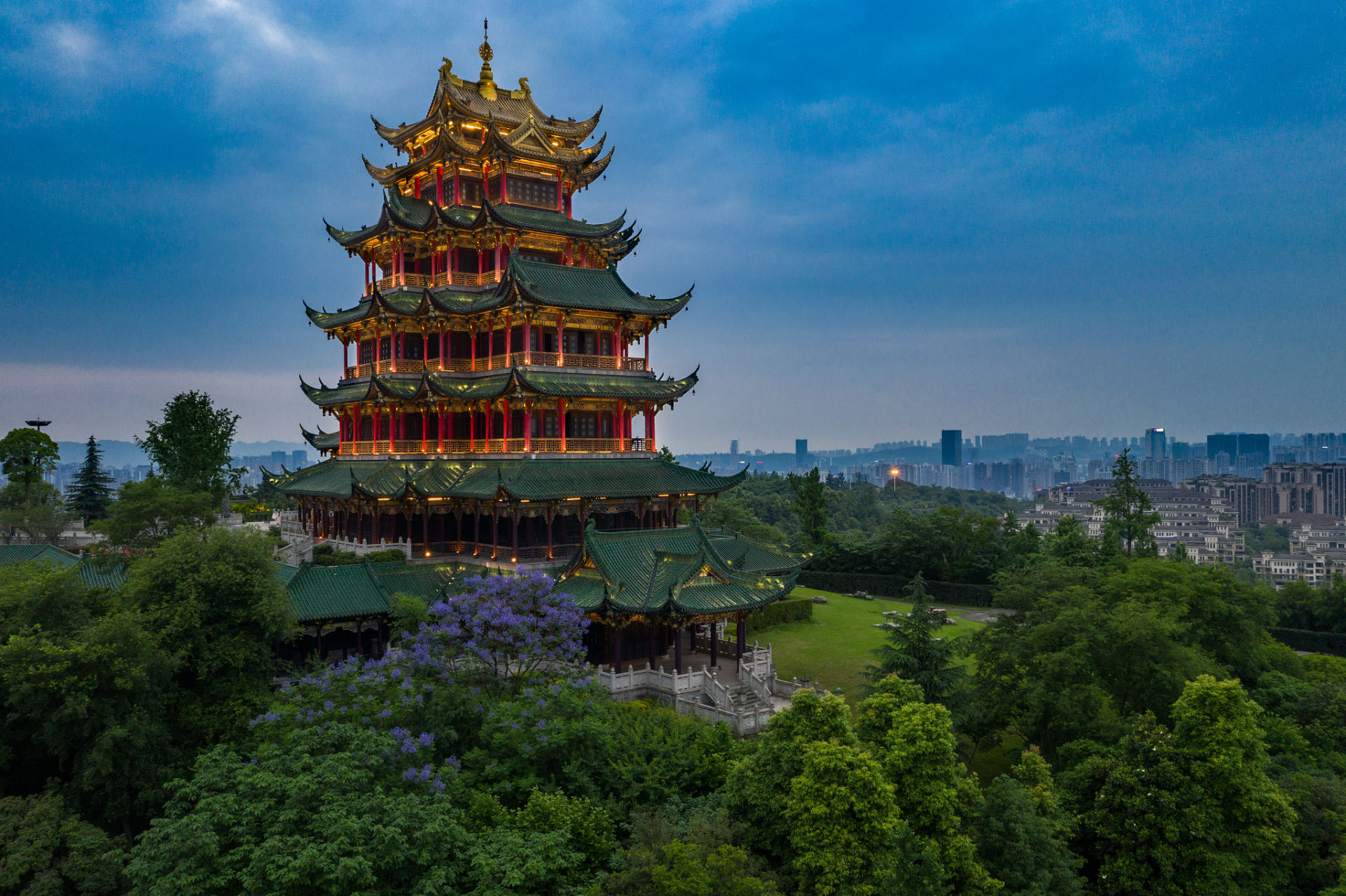 黄鹤楼位于湖北省武汉市长江南岸的武昌蛇山峰岭之上,为国家5a级旅游