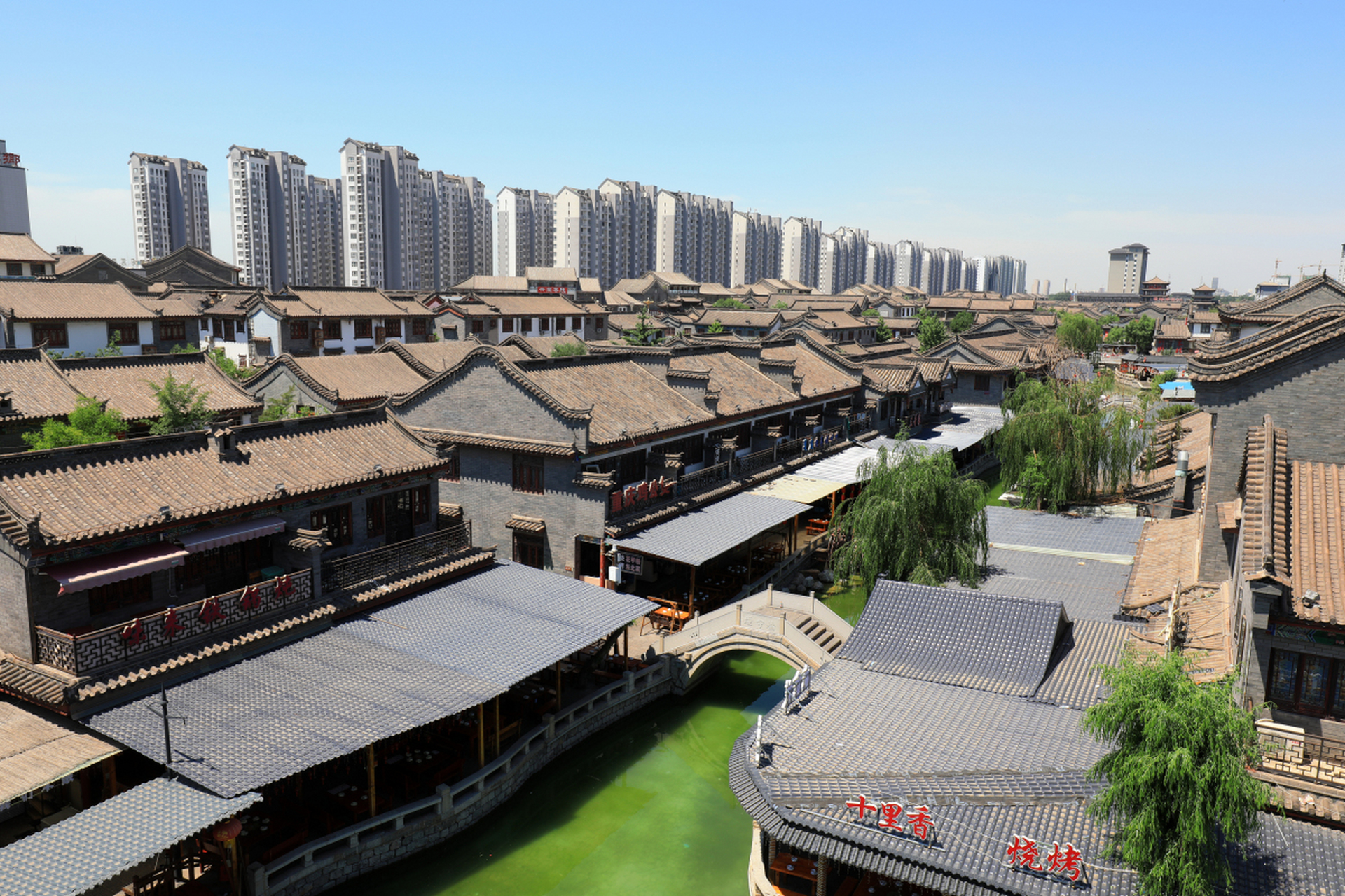 濮阳是河南中部历史文化名城,拥有濮阳古城,陶瓷博物馆,渡河楼等历史