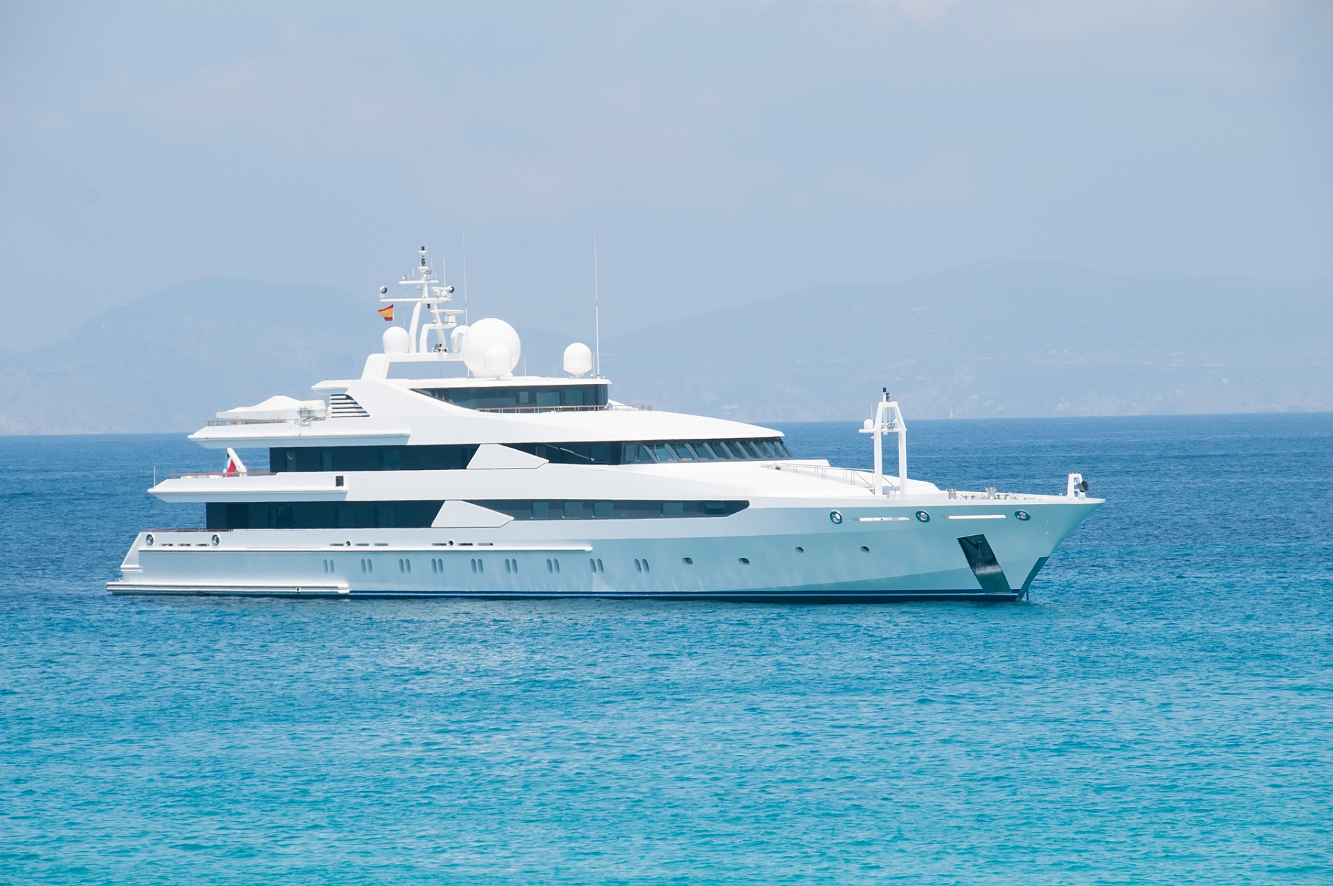 豪华游艇遭风暴袭击沉没,「英国比尔·盖茨」及其女儿