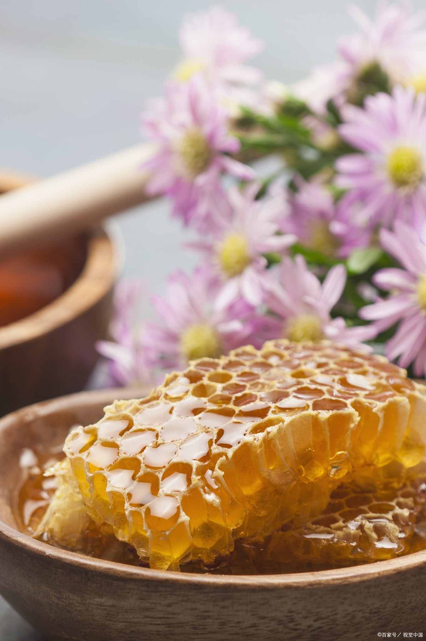 蜂蜜是高热量食品吗?(蜂蜜属于高热量食物吗)