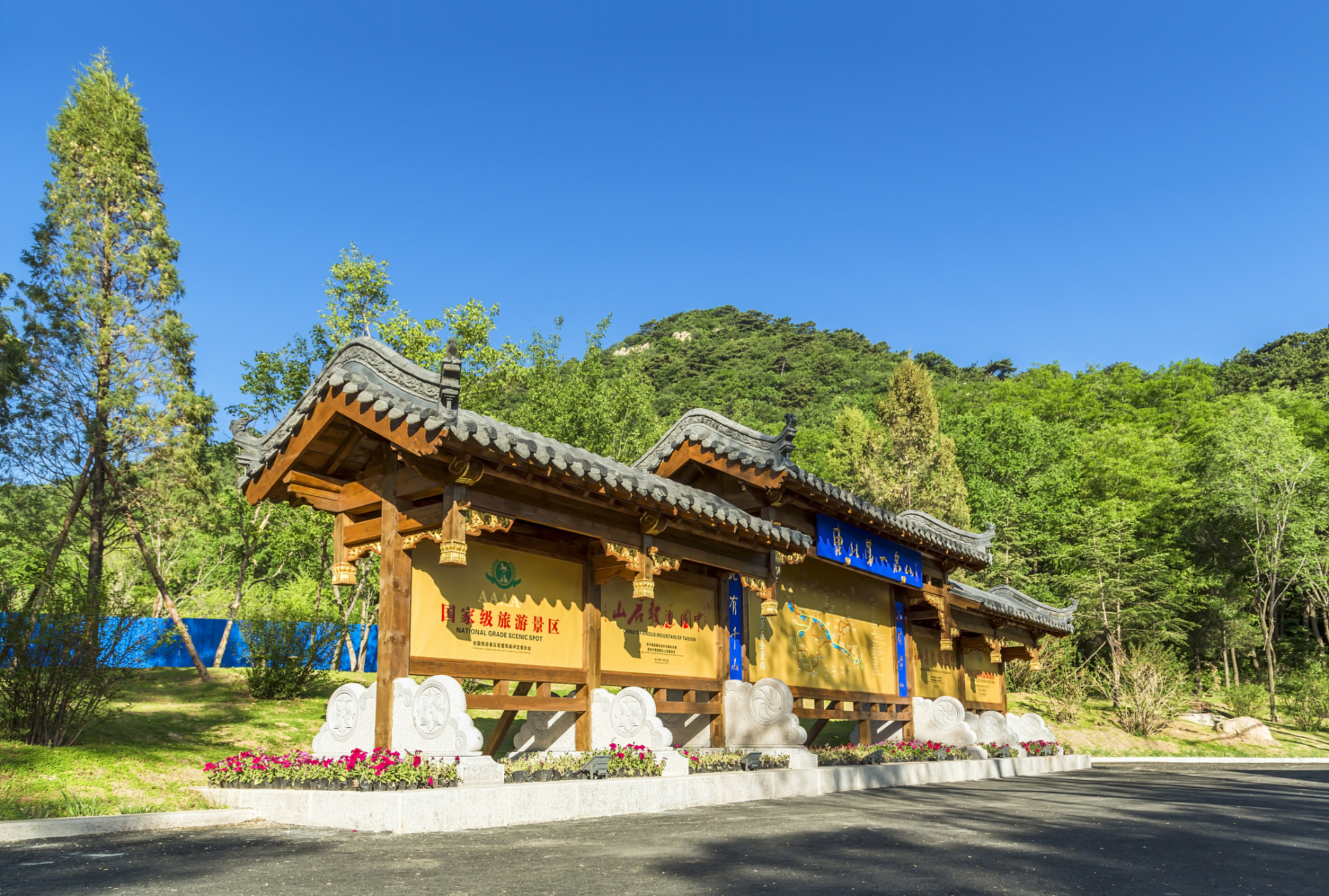 延吉中国朝鲜族民俗园是一个展示中国朝鲜族文化的旅游景区,位于吉林