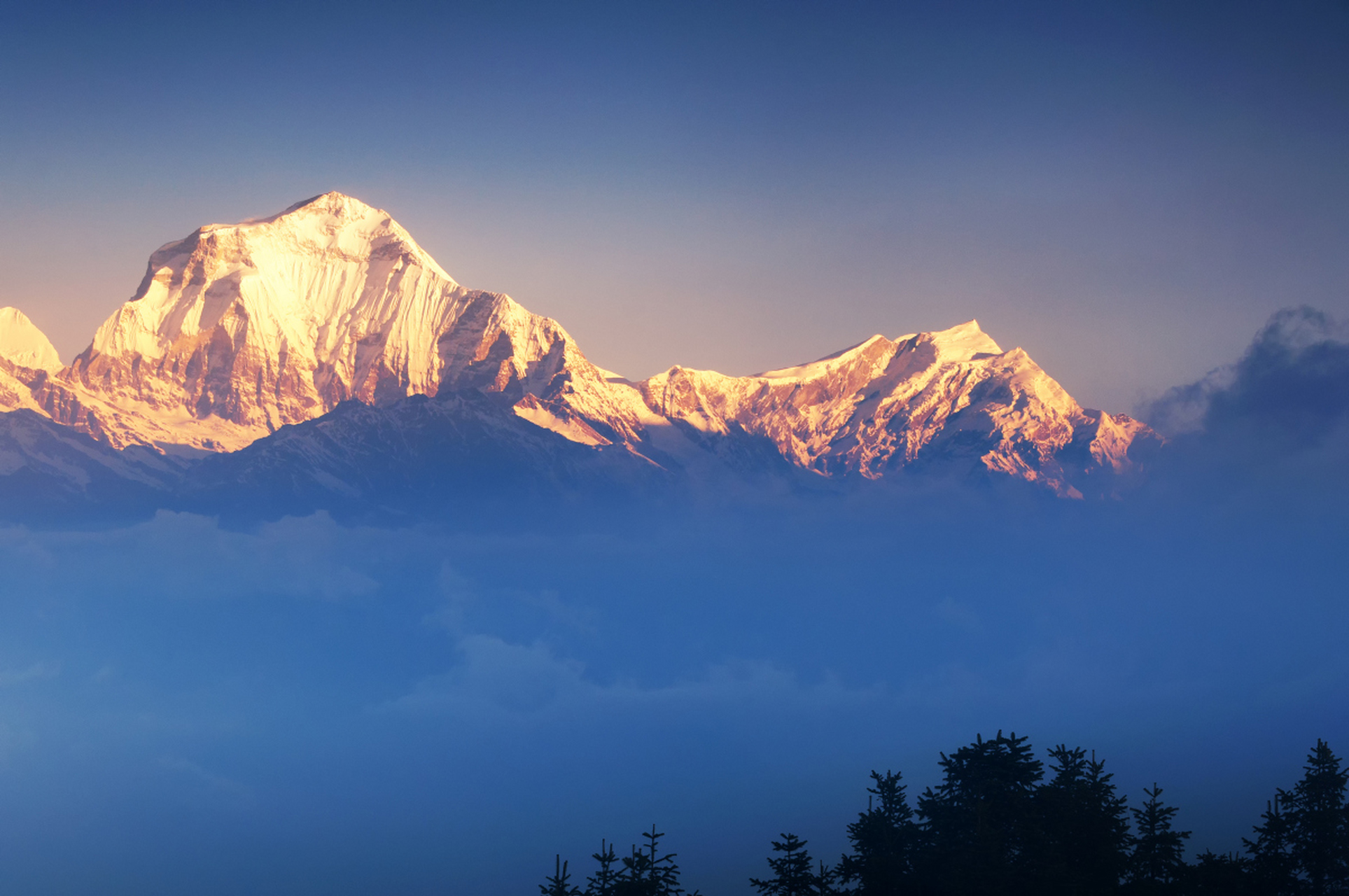 玉龙雪山,惊艳的"日照金山"奇景,那颗疲惫的心遇此美景良辰便被一瞬间