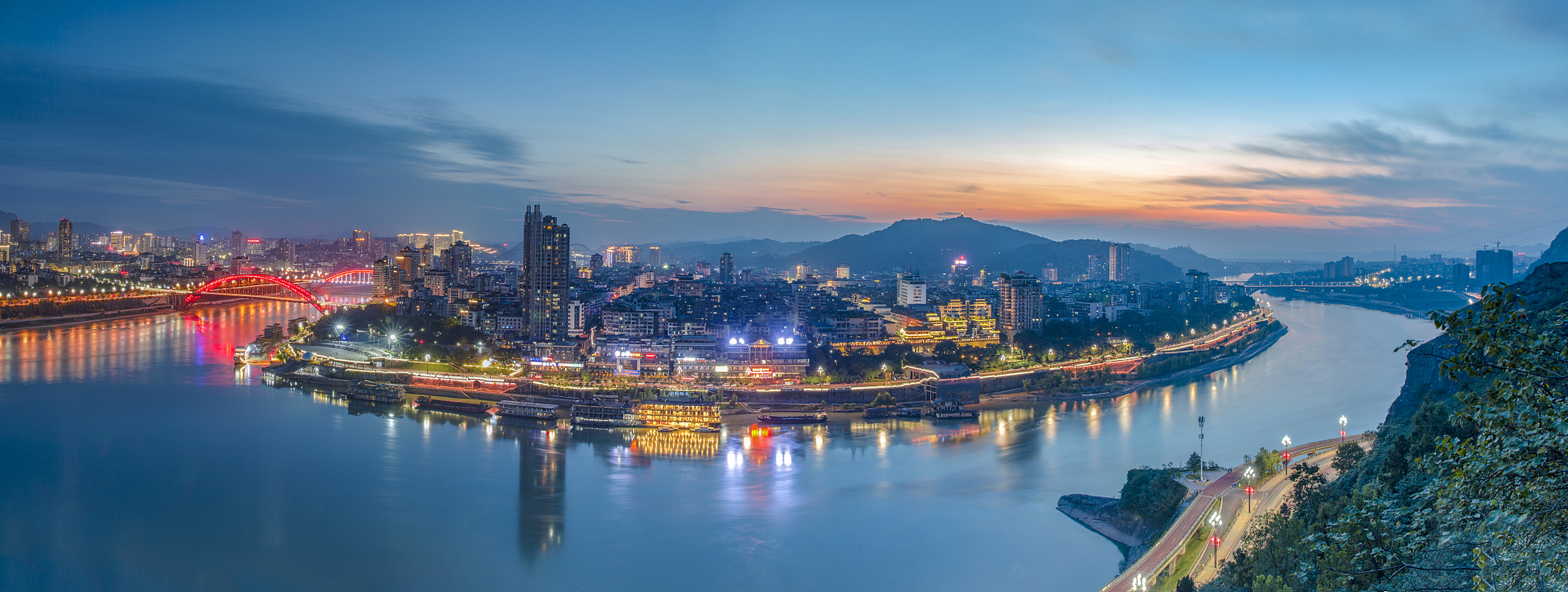 宜宾,地处云贵川三省结合部,金沙江,岷江,长江三江交汇处,不仅地理