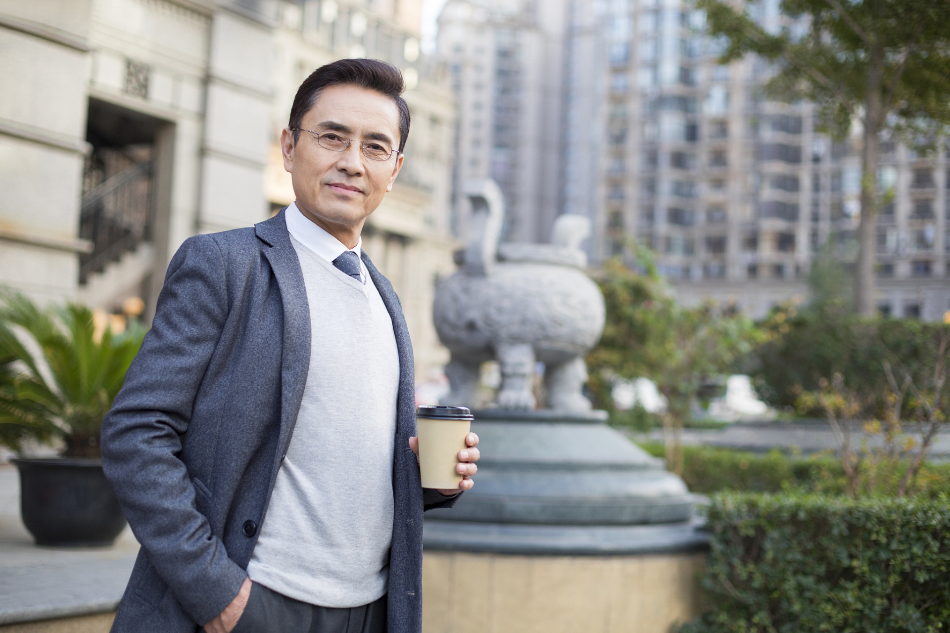 男人修炼强大气场的5种方法:  1,说话要慢,要敢于停顿,掌控节奏.