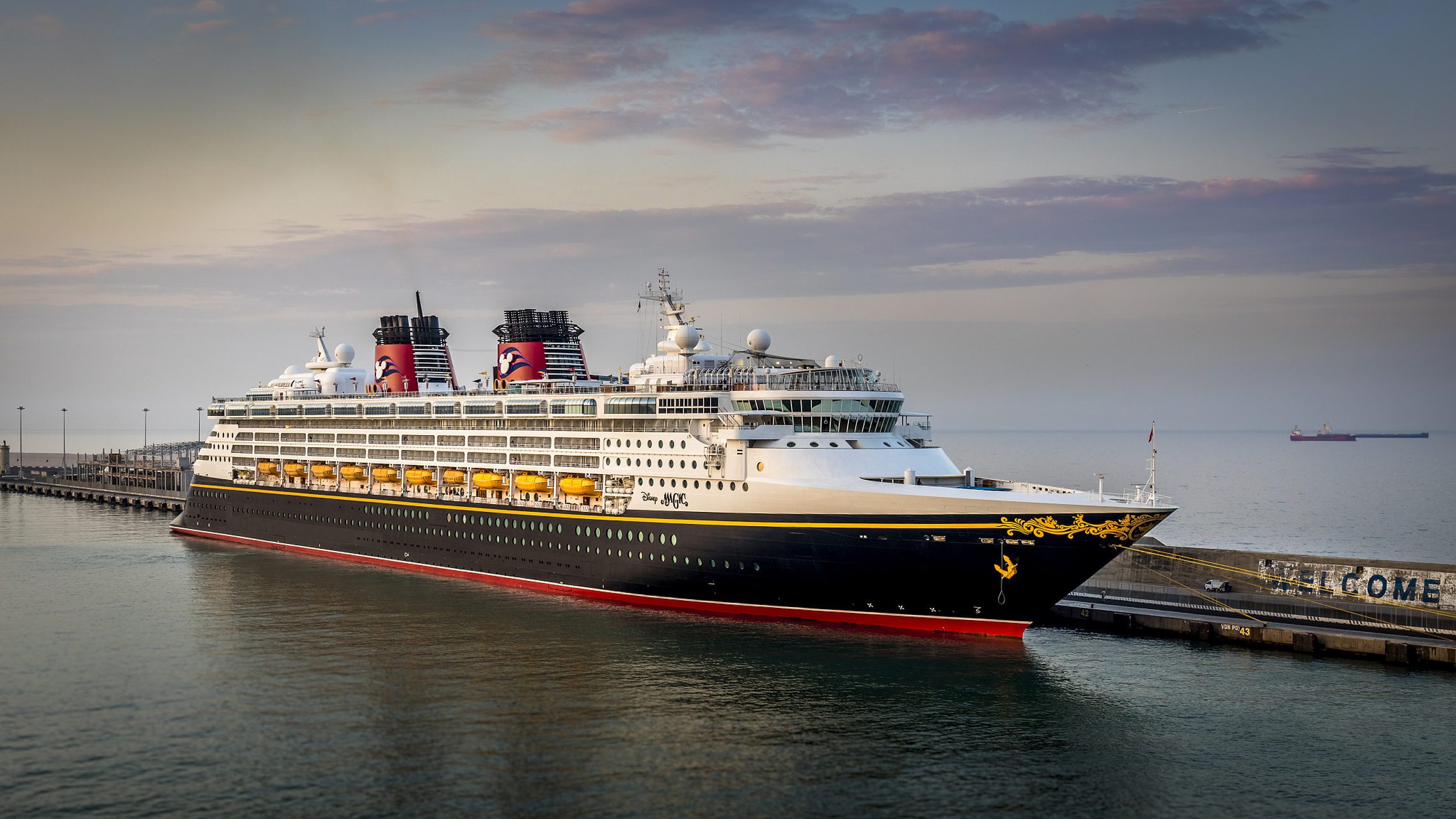 我国首艘国产大型邮轮"爱达号"的成功诞生,不仅标志着中国在船舶制造