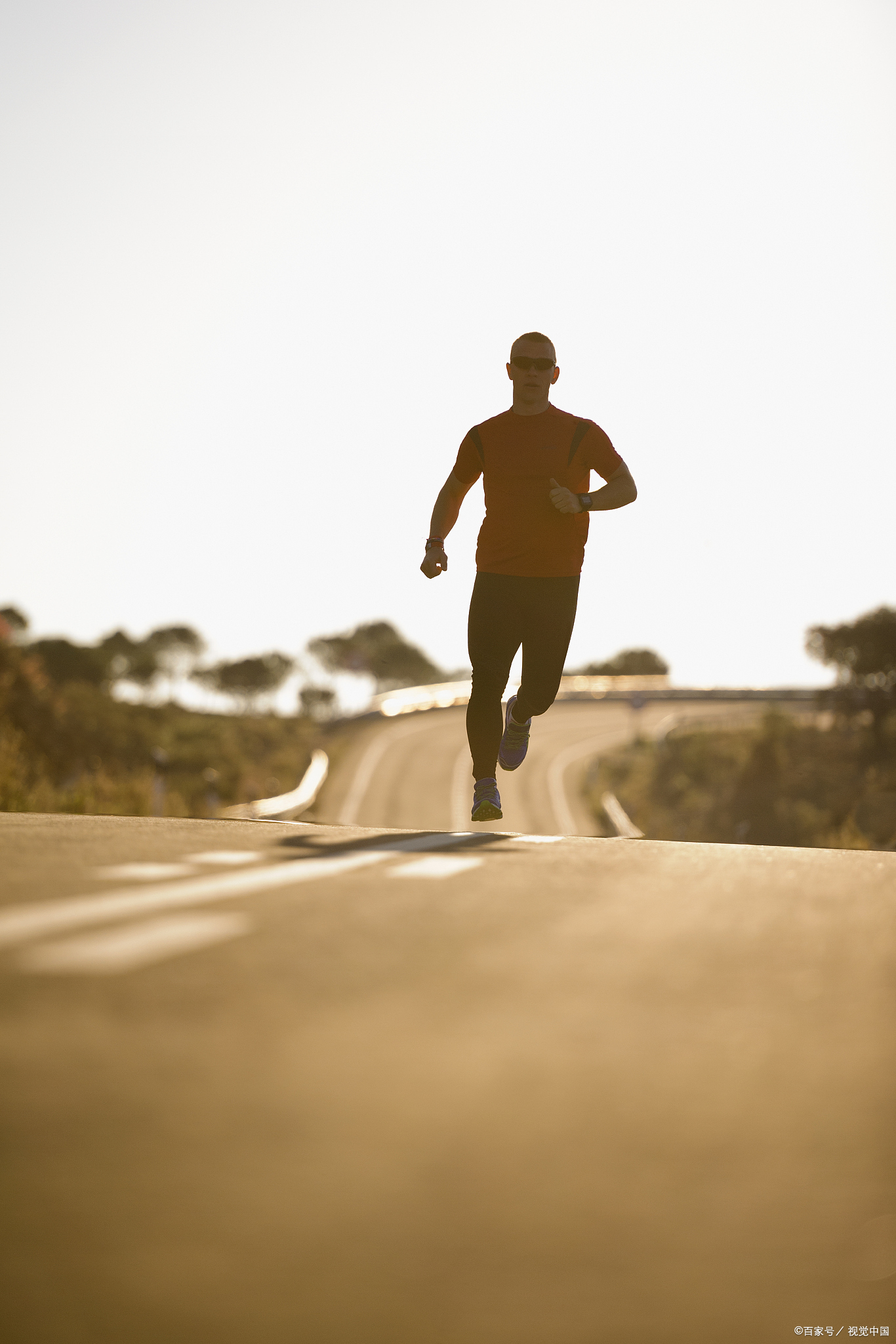 跑步作为一种简单且廉价的运动方式,近年来备受推崇.