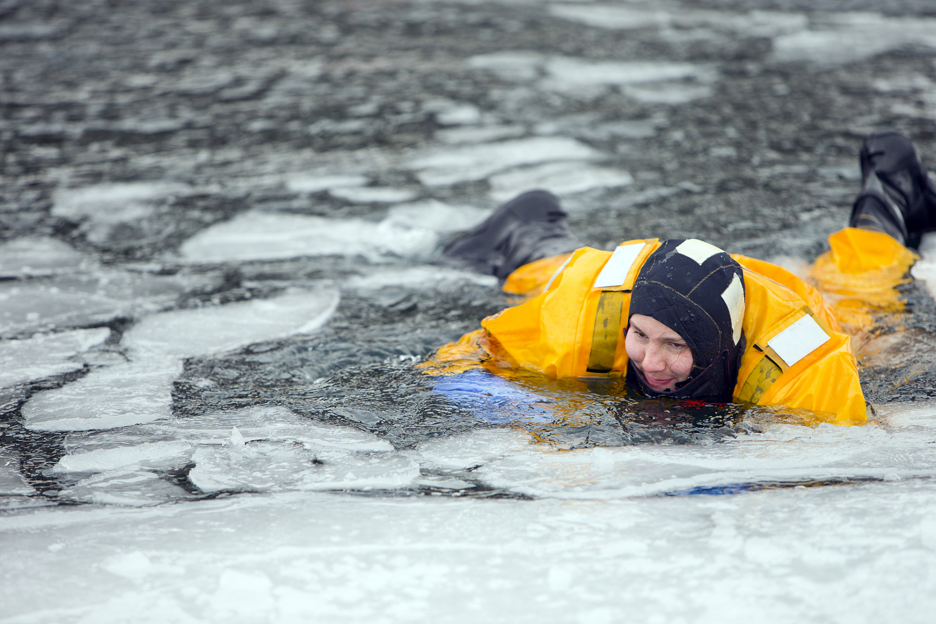 遇到危险时,应保持冷静,迅速采取措施,如摘掉沉重物件,寻找漂浮物品