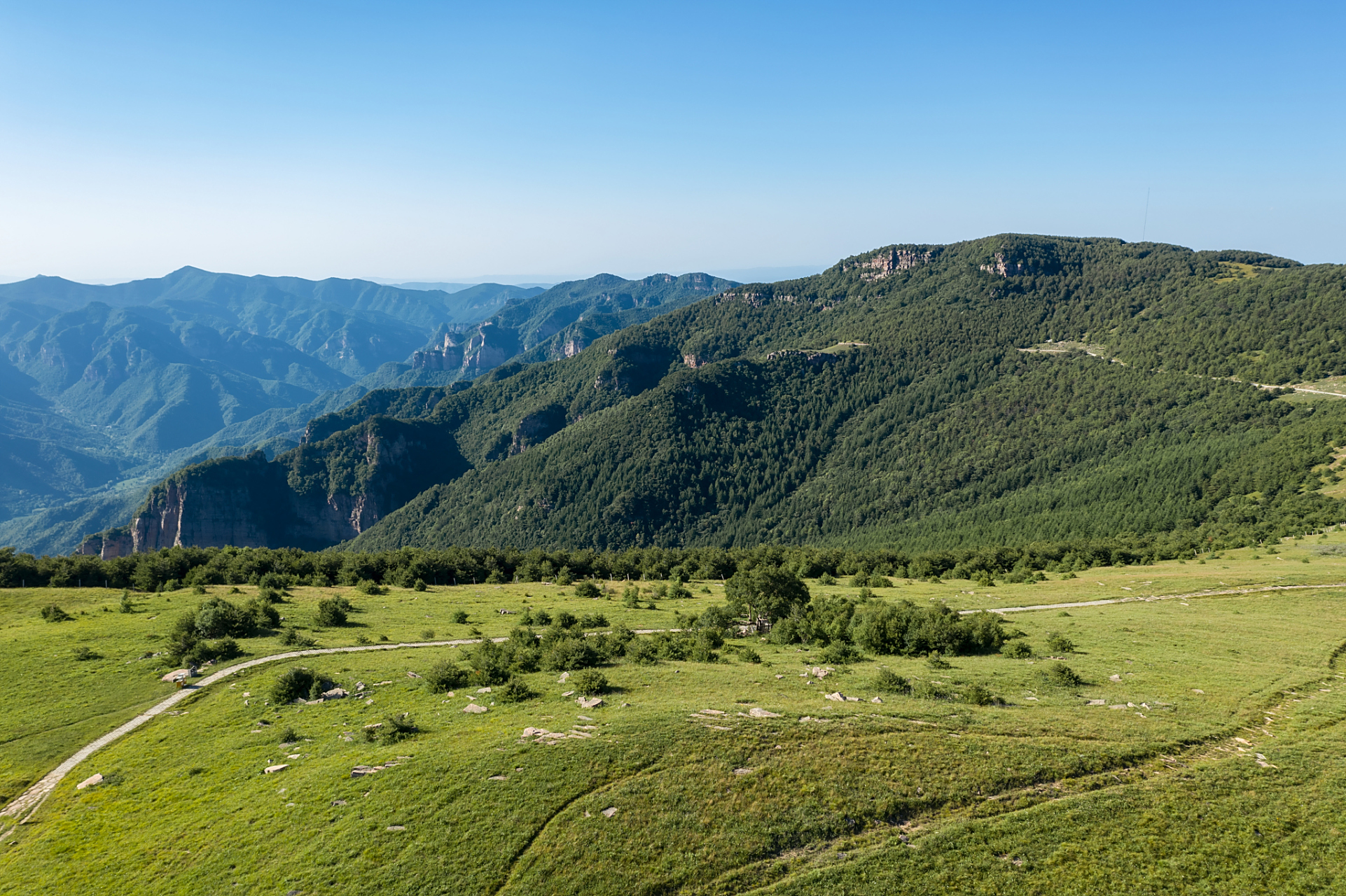 贺兰山国家森林公园,坐落在银川市区西约50公里处,以其丰富的自然和