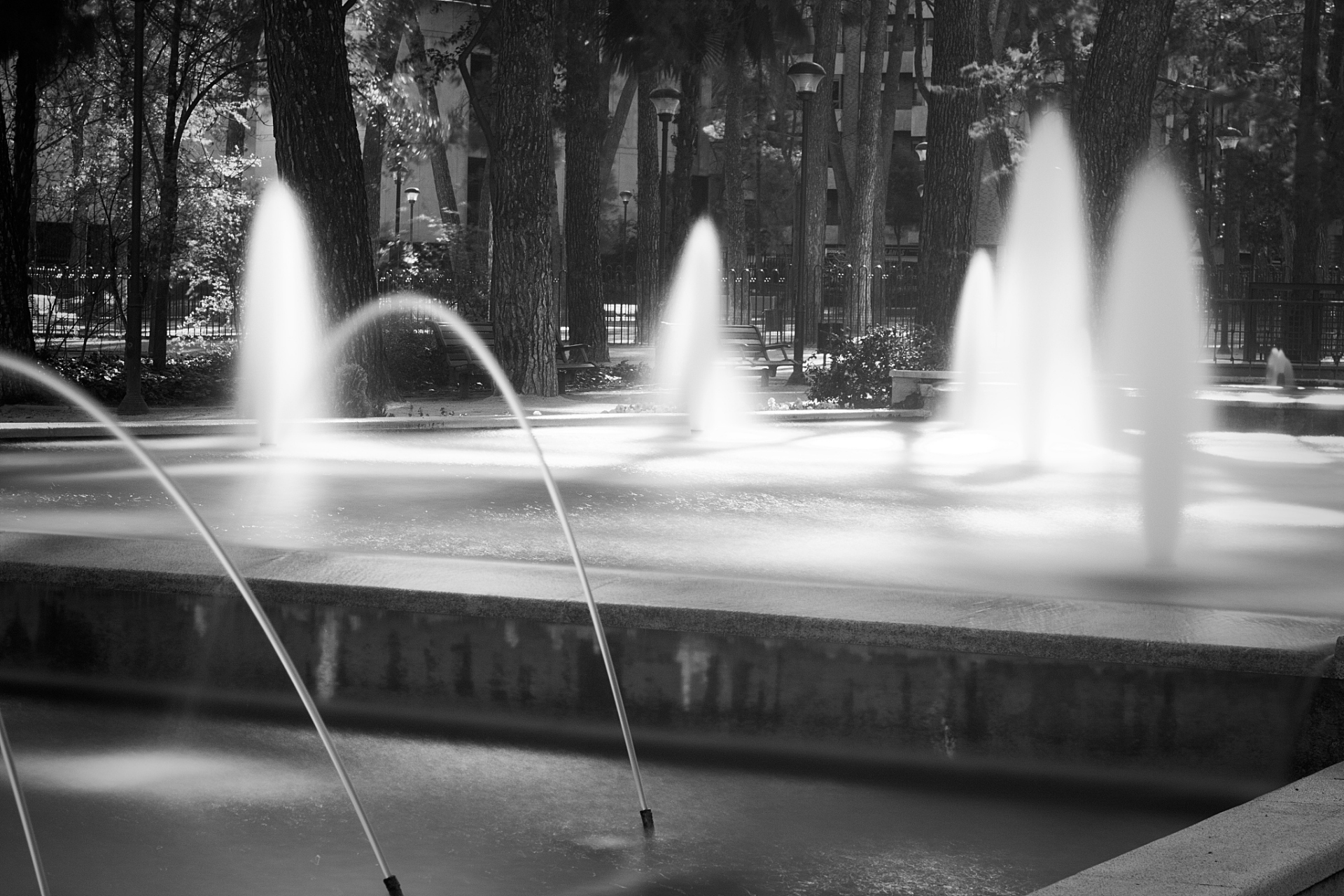 波光喷泉主要由喷头,灯光和水泵组成,通过不同颜色和亮度的灯光搭配