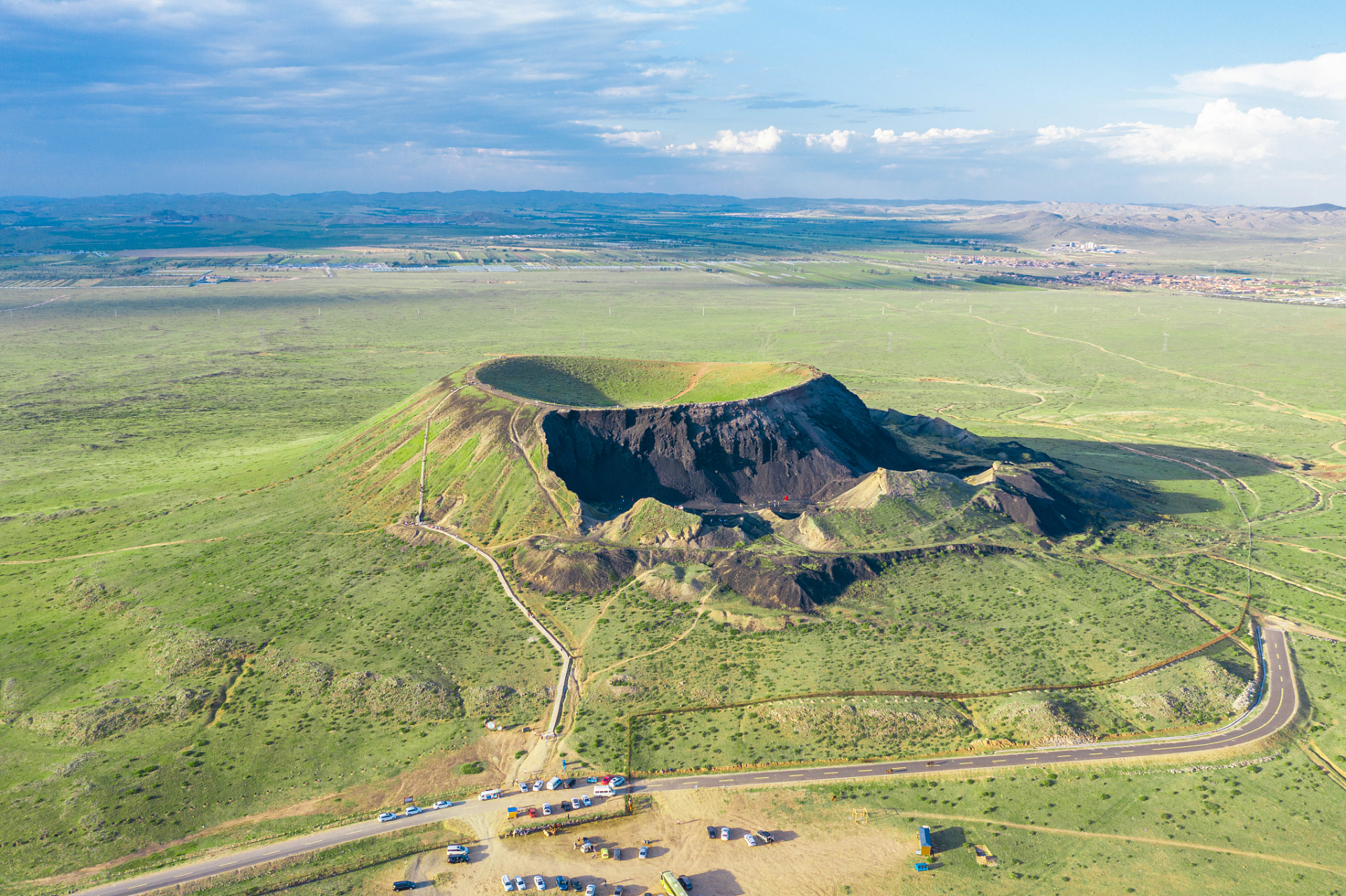 察右后旗拥有独特的火山地貌景观,包括乌兰哈达火山的红色岩石和火山