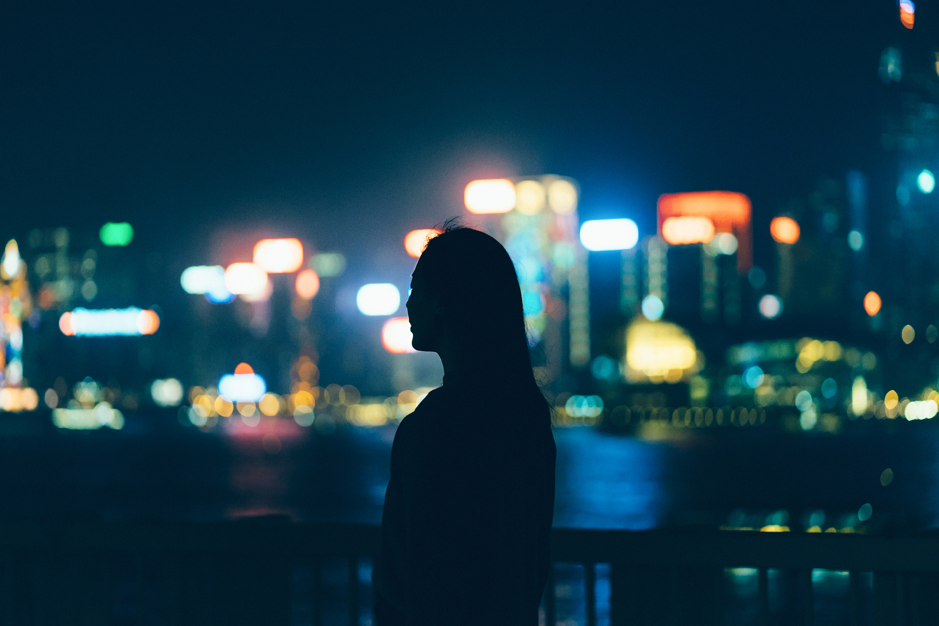 她一个人在陌生的城市里走着,身上背着沉重的行李,走到了一家咖啡馆