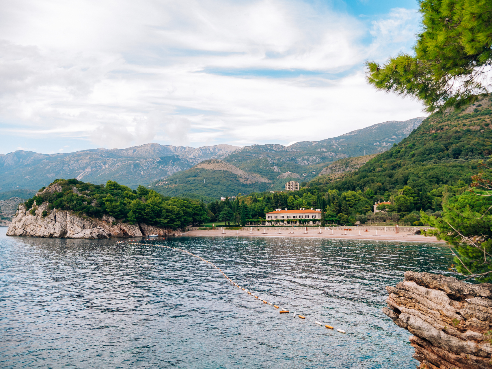 石峡书院活龙山",这里说的就是千岛湖中另一座岛——龙山岛