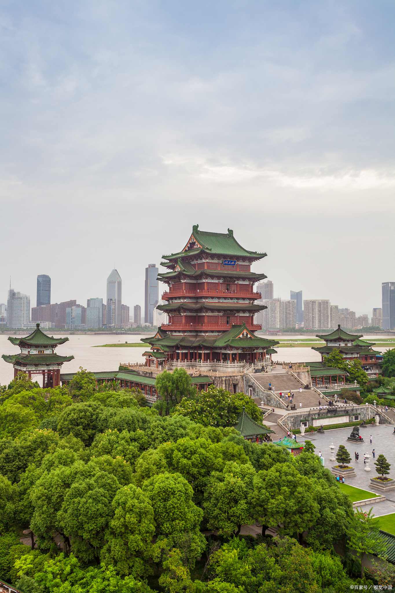 2. **建筑风格**:传统与现代交融,南昌之星摩天轮俯瞰全城风光