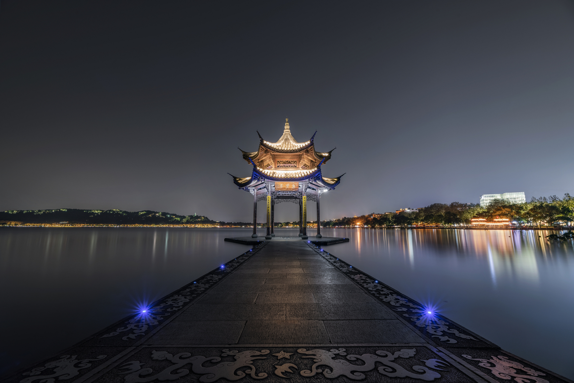 夜游西湖体验别样,断桥灯光闪烁,孤山神秘宁静,三潭印月月光照耀