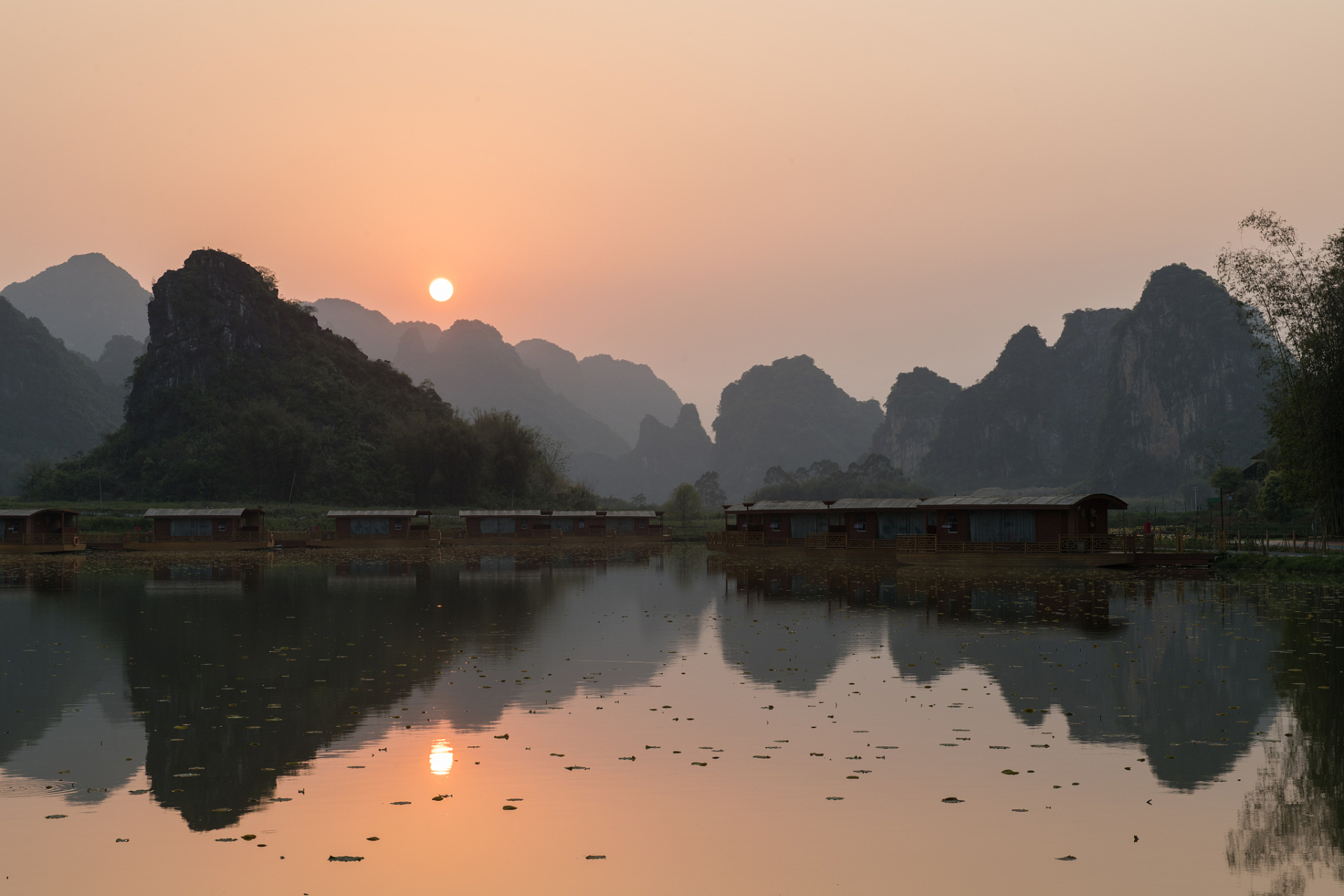 在这里可以欣赏到石门台自然保护区的壮观景色,探秘仙桥地下河的神秘