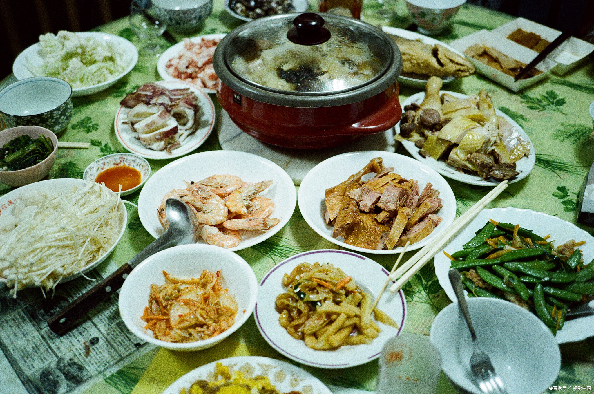 春节的年夜饭,也称为团年饭,是中国最为重要的家庭聚餐之一,通吃谮