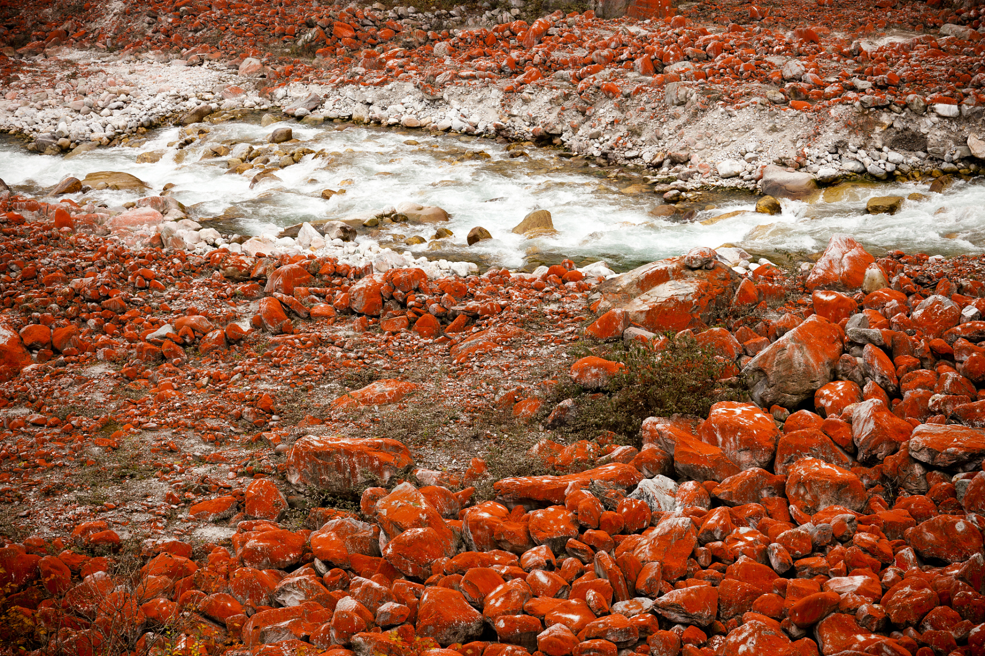 自然景观:红石滩 位于四川省甘孜藏族自治州泸定县海螺沟景区境内有