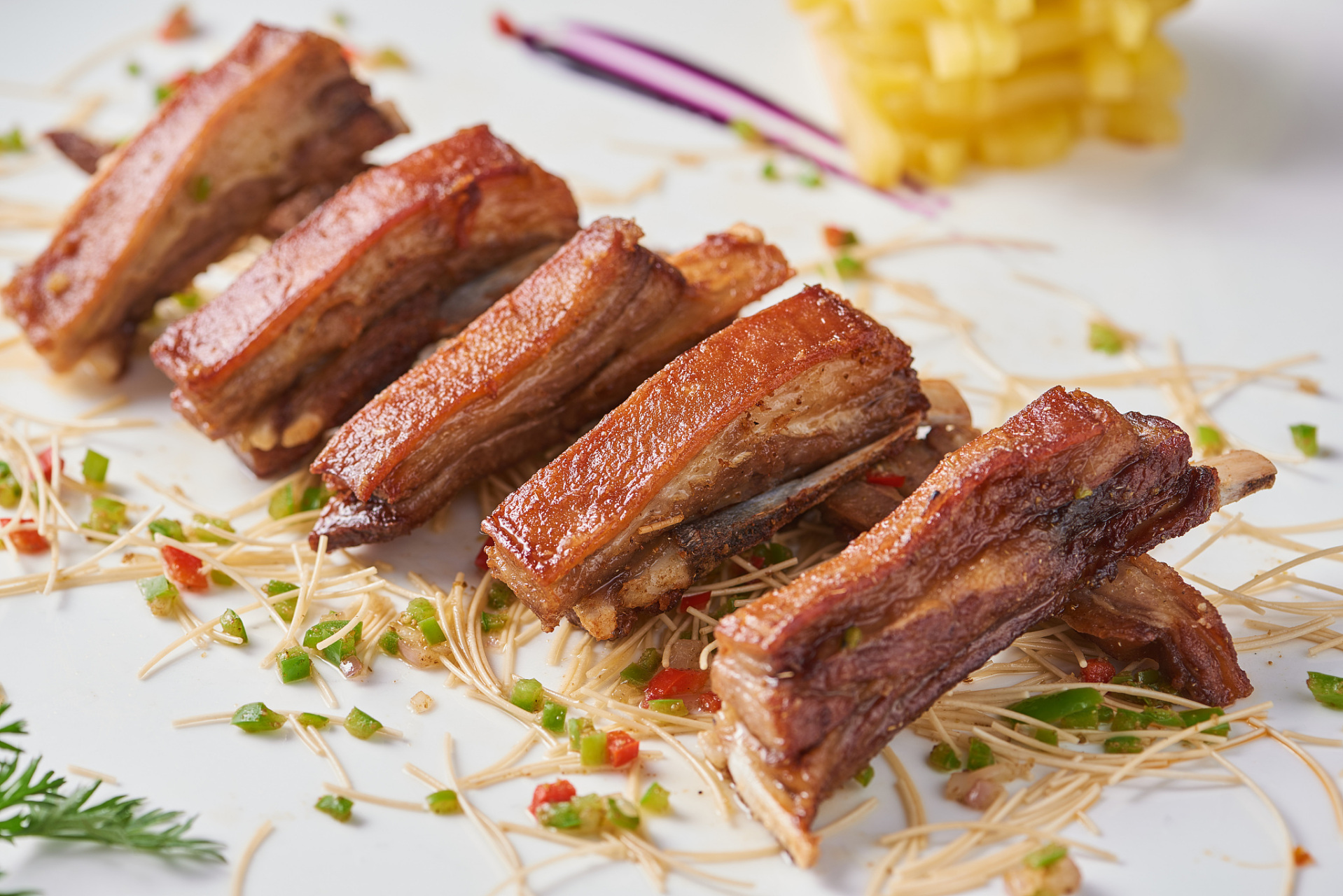 无锡酱排骨,又被人们亲切地称为"无锡肉骨头",是江苏省无锡市的一颗