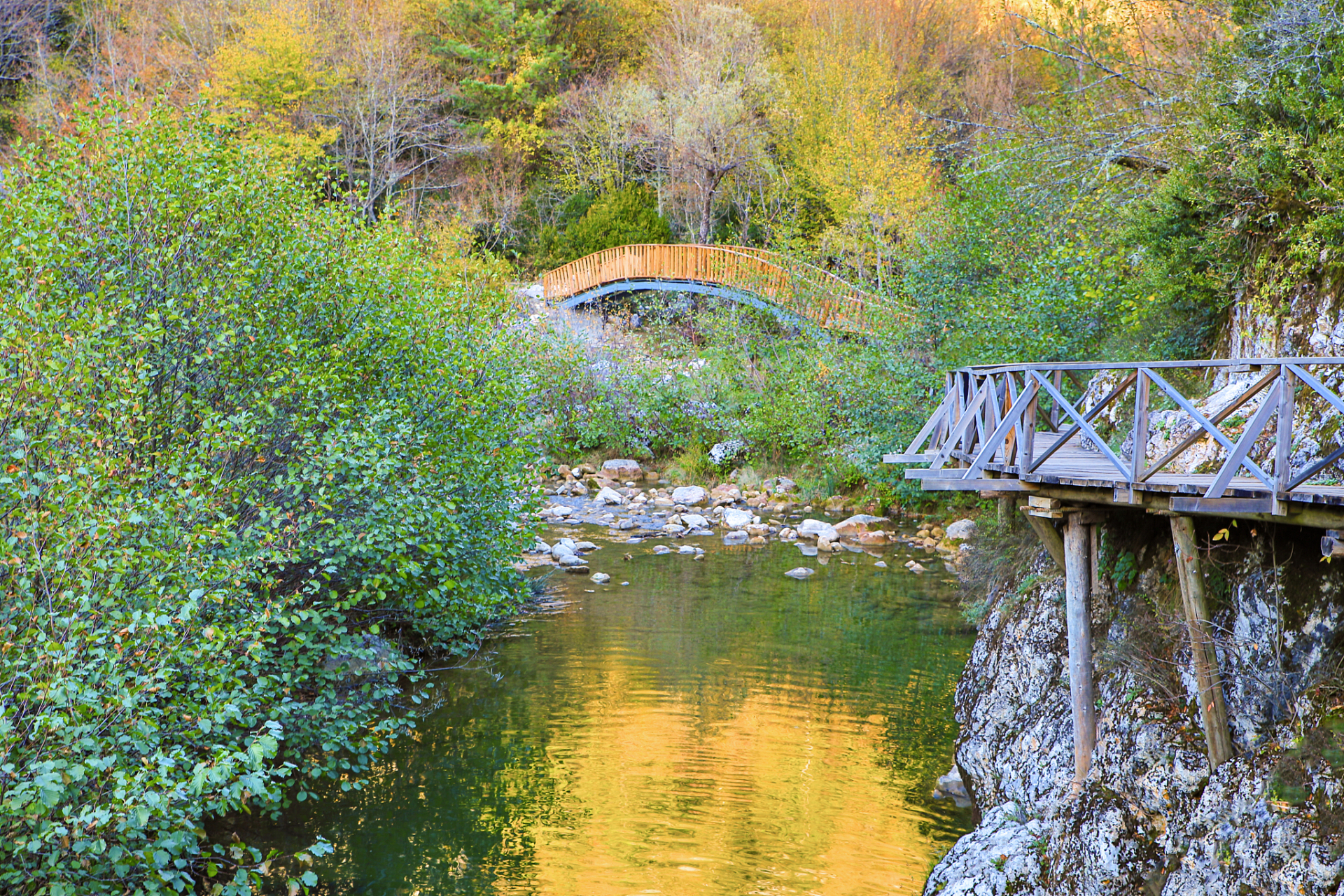 天桥沟森林公园,位于辽宁省宽甸满族自治县境内,是国家aaaa级风景旅游