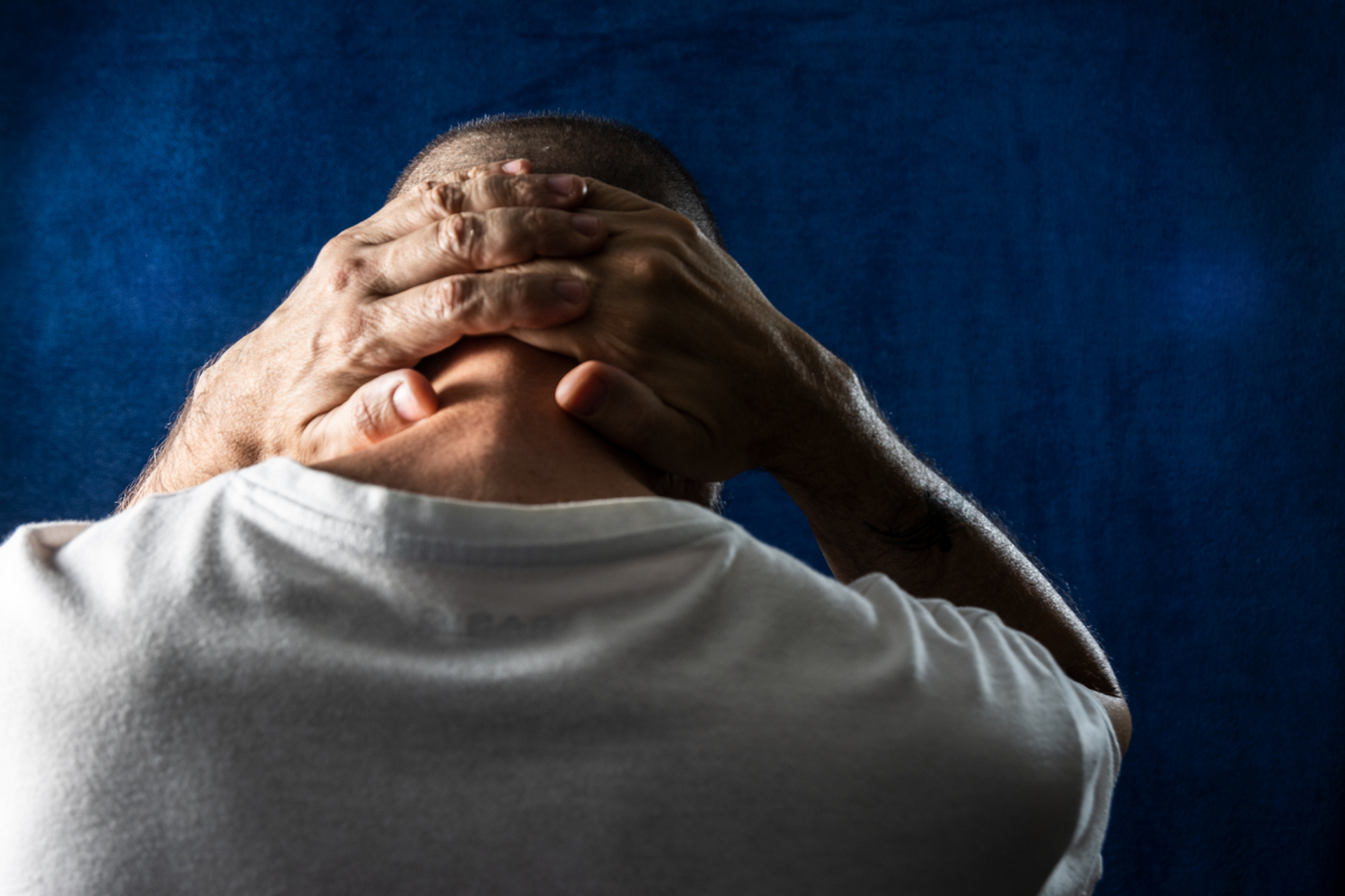 经历了三次不幸的婚姻,生育问题,继子意外溺亡和丈夫冷淡使她深受打击