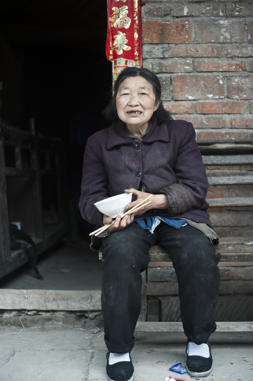 我叫李桂花,76岁,曾有幸福家庭,但失去丈夫和孩子,染上艾滋病,生活